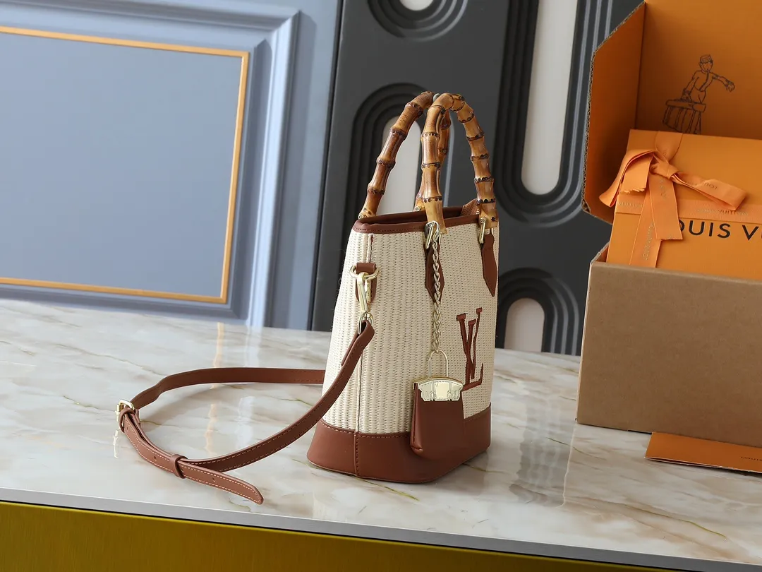 💰320💰Upgraded from the original M66588. This Wallet On Chain handbag is from Louis Vuitton's LV Bloom series. The main material is straw woven in a fashionable and practical configuration, and the logo is embroidered with silk thread. The perfect combination of real bamboo handbags and pp straw, ample space, fashionable and versatile. The love package that is the dream of millions of girls. 8 colors available (plum pink, khaki, green, black, white, red, caramel, orange) Dimensions: 20.0 x 20.5 x 11.0 cm (length x height x width)