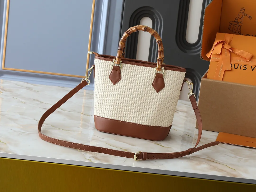 💰320💰Upgraded from the original M66588. This Wallet On Chain handbag is from Louis Vuitton's LV Bloom series. The main material is straw woven in a fashionable and practical configuration, and the logo is embroidered with silk thread. The perfect combination of real bamboo handbags and pp straw, ample space, fashionable and versatile. The love package that is the dream of millions of girls. 8 colors available (plum pink, khaki, green, black, white, red, caramel, orange) Dimensions: 20.0 x 20.5 x 11.0 cm (length x height x width)
