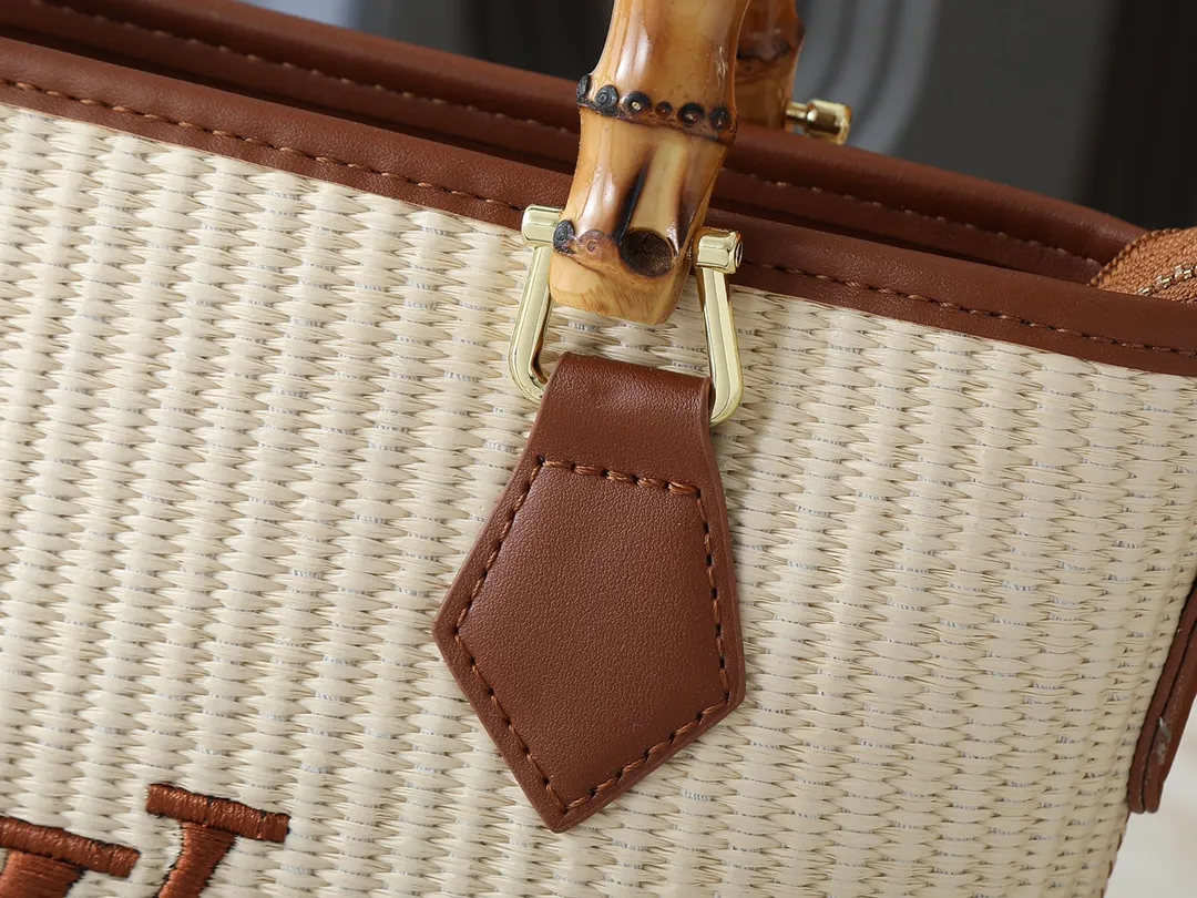 💰320💰Upgraded from the original M66588. This Wallet On Chain handbag is from Louis Vuitton's LV Bloom series. The main material is straw woven in a fashionable and practical configuration, and the logo is embroidered with silk thread. The perfect combination of real bamboo handbags and pp straw, ample space, fashionable and versatile. The love package that is the dream of millions of girls. 8 colors available (plum pink, khaki, green, black, white, red, caramel, orange) Dimensions: 20.0 x 20.5 x 11.0 cm (length x height x width)
