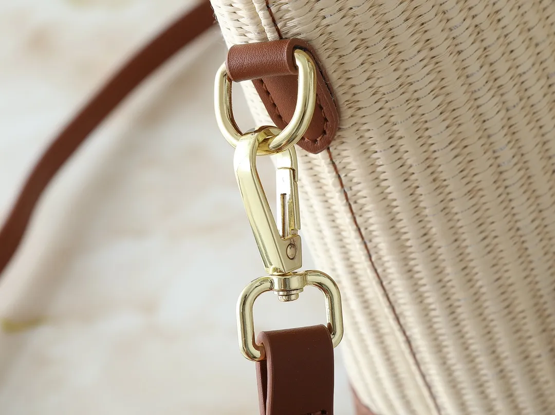 💰320💰Upgraded from the original M66588. This Wallet On Chain handbag is from Louis Vuitton's LV Bloom series. The main material is straw woven in a fashionable and practical configuration, and the logo is embroidered with silk thread. The perfect combination of real bamboo handbags and pp straw, ample space, fashionable and versatile. The love package that is the dream of millions of girls. 8 colors available (plum pink, khaki, green, black, white, red, caramel, orange) Dimensions: 20.0 x 20.5 x 11.0 cm (length x height x width)