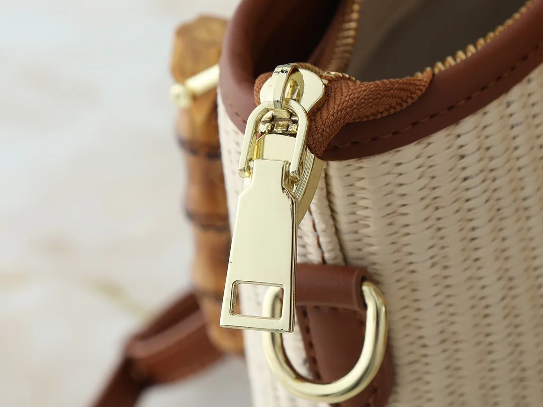 💰320💰Upgraded from the original M66588. This Wallet On Chain handbag is from Louis Vuitton's LV Bloom series. The main material is straw woven in a fashionable and practical configuration, and the logo is embroidered with silk thread. The perfect combination of real bamboo handbags and pp straw, ample space, fashionable and versatile. The love package that is the dream of millions of girls. 8 colors available (plum pink, khaki, green, black, white, red, caramel, orange) Dimensions: 20.0 x 20.5 x 11.0 cm (length x height x width)