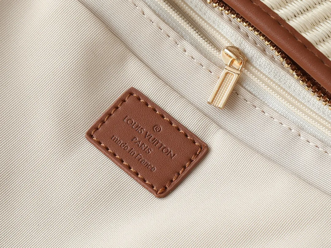 💰320💰Upgraded from the original M66588. This Wallet On Chain handbag is from Louis Vuitton's LV Bloom series. The main material is straw woven in a fashionable and practical configuration, and the logo is embroidered with silk thread. The perfect combination of real bamboo handbags and pp straw, ample space, fashionable and versatile. The love package that is the dream of millions of girls. 8 colors available (plum pink, khaki, green, black, white, red, caramel, orange) Dimensions: 20.0 x 20.5 x 11.0 cm (length x height x width)