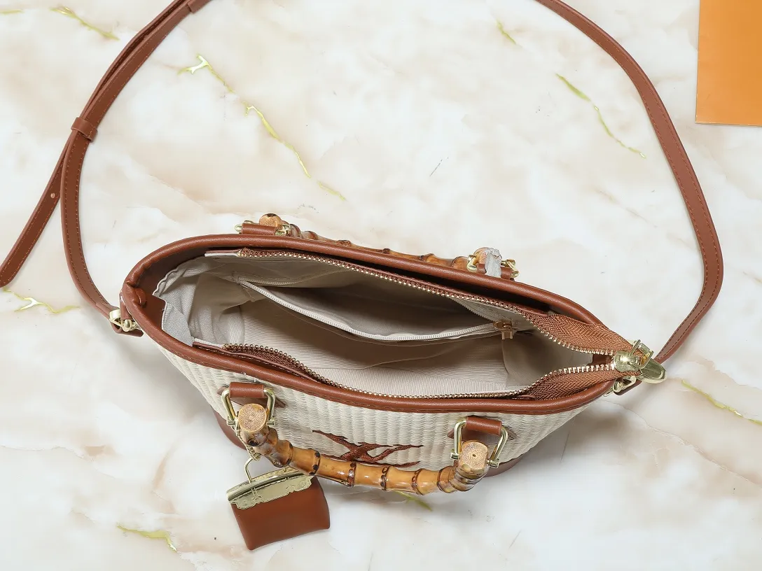 💰320💰Upgraded from the original M66588. This Wallet On Chain handbag is from Louis Vuitton's LV Bloom series. The main material is straw woven in a fashionable and practical configuration, and the logo is embroidered with silk thread. The perfect combination of real bamboo handbags and pp straw, ample space, fashionable and versatile. The love package that is the dream of millions of girls. 8 colors available (plum pink, khaki, green, black, white, red, caramel, orange) Dimensions: 20.0 x 20.5 x 11.0 cm (length x height x width)