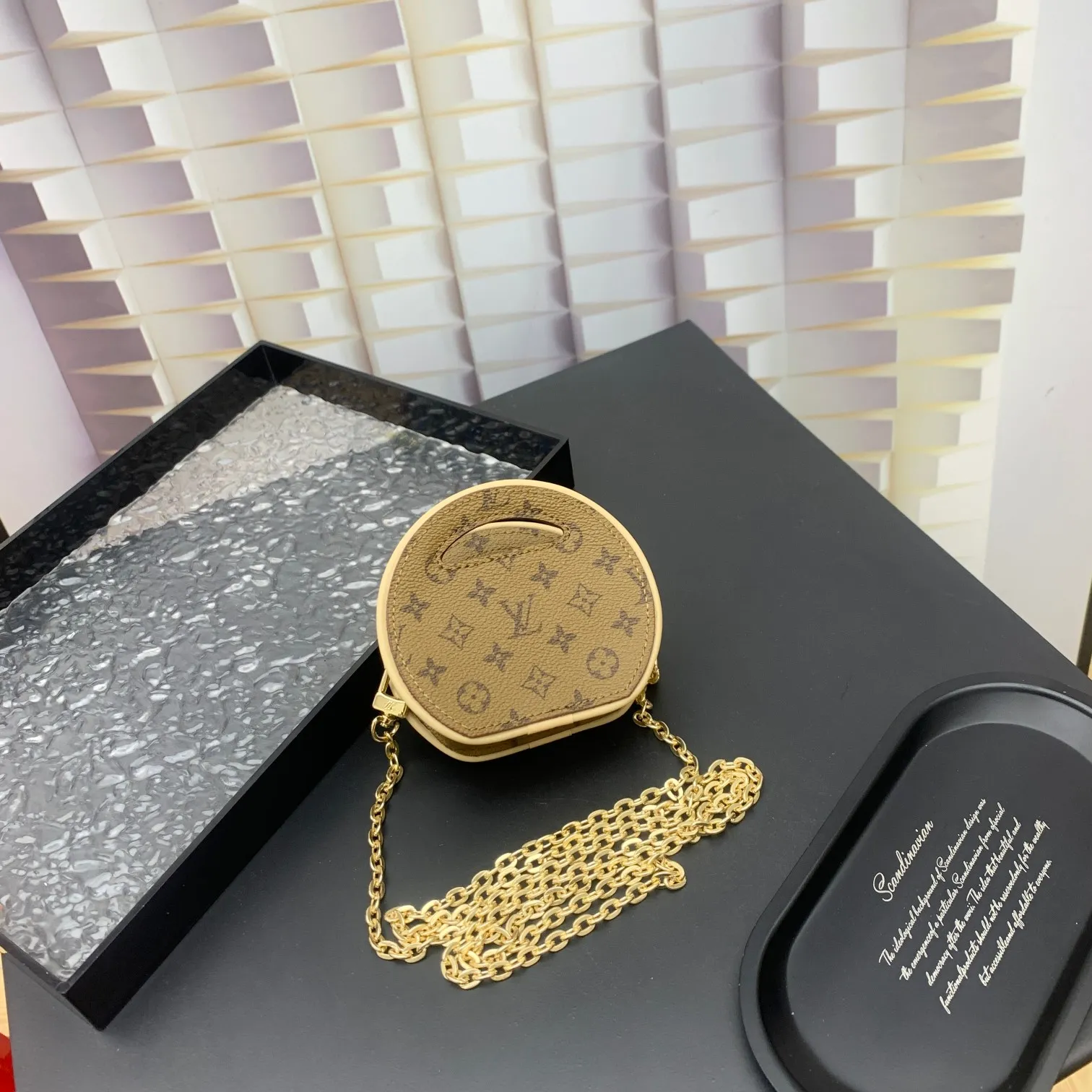 💰200 new update This Around Me handbag is made of Monogram coated canvas, interpreting the inspiration of the brand's LV Circle logo. The logo was created in the 1920s and is used in Louis Vuitton stores and advertising. Shown on the Spring/Summer 2024 runway, this sleek bag features an integrated handle for a simple yet elegant look. Exquisite configuration releases trendy style.