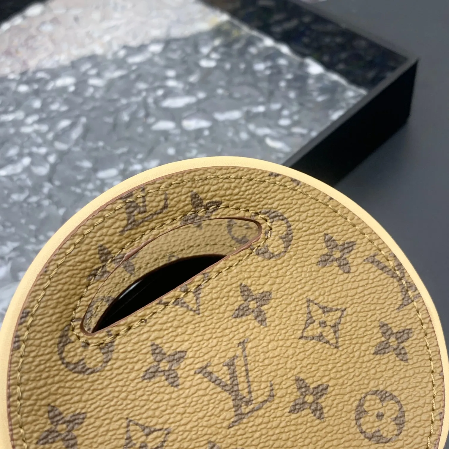 💰200 new update This Around Me handbag is made of Monogram coated canvas, interpreting the inspiration of the brand's LV Circle logo. The logo was created in the 1920s and is used in Louis Vuitton stores and advertising. Shown on the Spring/Summer 2024 runway, this sleek bag features an integrated handle for a simple yet elegant look. Exquisite configuration releases trendy style.
