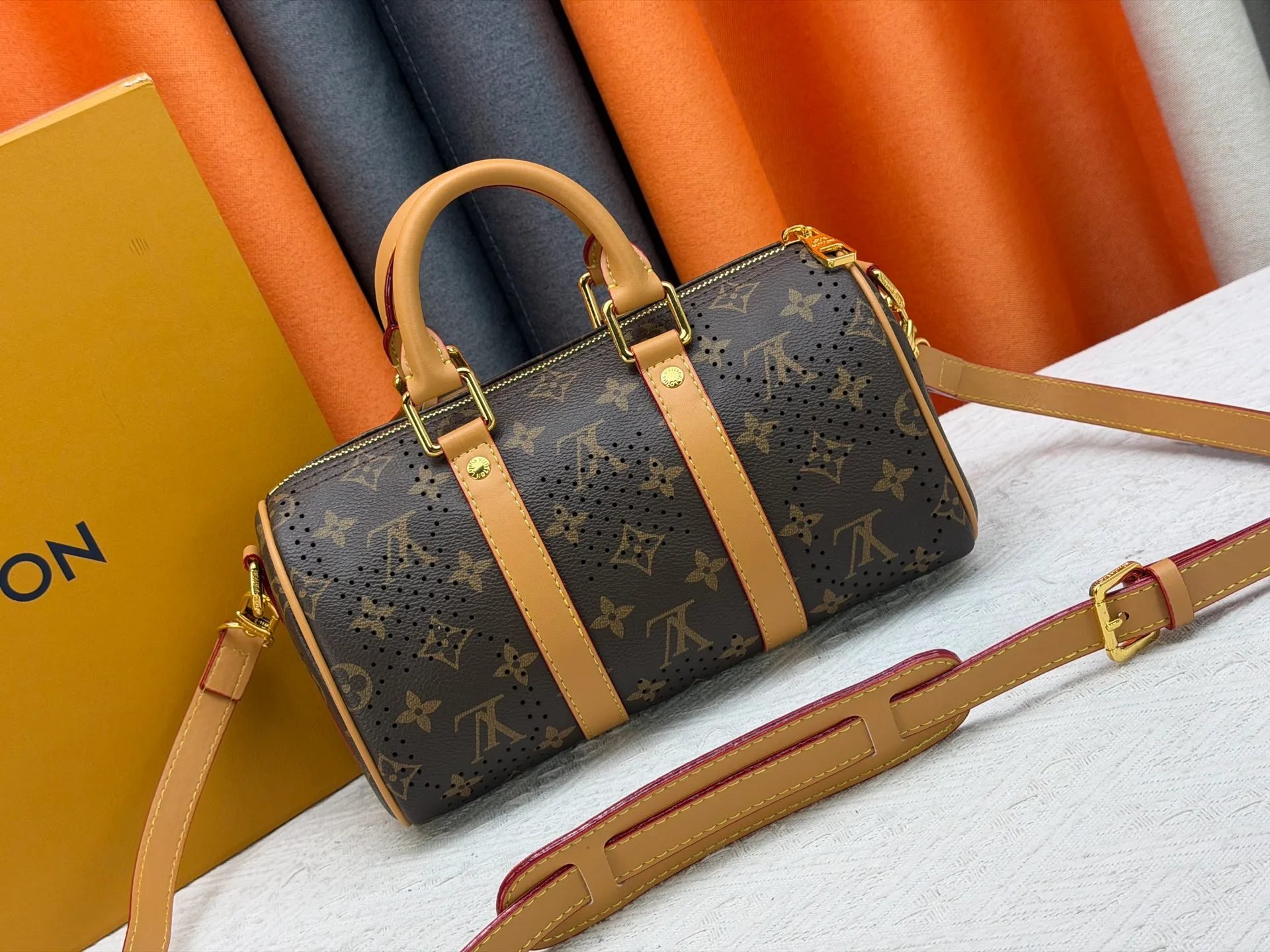 P240 Upgraded original M46271 Presbyopia hollow M26818 M26930 Beige brown M27161 This Keepall 25 handbag is made of Monogram Eclipse Reverse canvas, showing an elegant reinterpretation of Louis Vuitton's classic pattern. Reinforced straps and leather name tags are signature elements of the Keepall collection, while a zipper closure keeps personal items safe and secure. 25.0 x 15.0 x 11.0 cm (length x height x width)