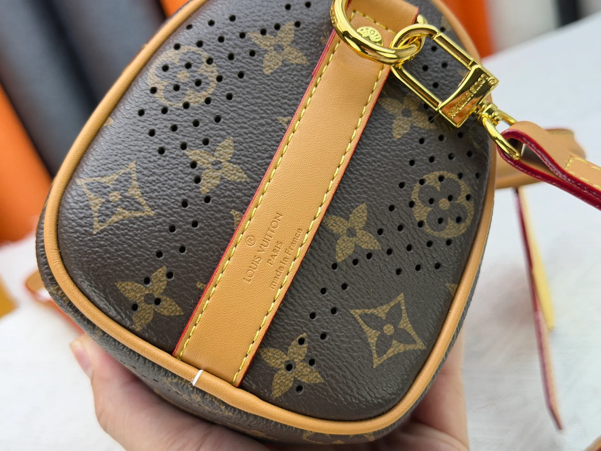 P240 Upgraded original M46271 Presbyopia hollow M26818 M26930 Beige brown M27161 This Keepall 25 handbag is made of Monogram Eclipse Reverse canvas, showing an elegant reinterpretation of Louis Vuitton's classic pattern. Reinforced straps and leather name tags are signature elements of the Keepall collection, while a zipper closure keeps personal items safe and secure. 25.0 x 15.0 x 11.0 cm (length x height x width)