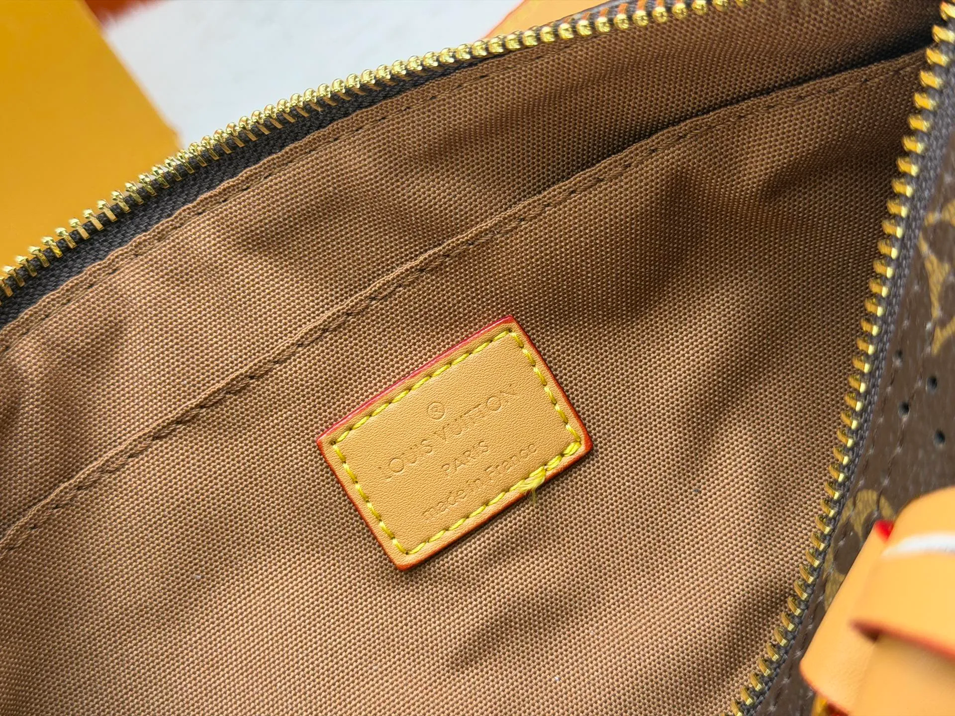 P240 Upgraded original M46271 Presbyopia hollow M26818 M26930 Beige brown M27161 This Keepall 25 handbag is made of Monogram Eclipse Reverse canvas, showing an elegant reinterpretation of Louis Vuitton's classic pattern. Reinforced straps and leather name tags are signature elements of the Keepall collection, while a zipper closure keeps personal items safe and secure. 25.0 x 15.0 x 11.0 cm (length x height x width)