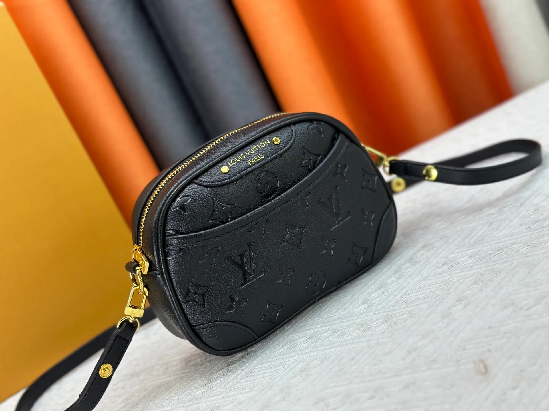 P220 Upgraded original M25518 M26509 This TINY CAMERA BAG handbag comes from the Monogram Empreinte Ys series. It is made of elegant cow leather decorated with dazzling metal parts, making it an everyday choice suitable for both day and night. The front patch pocket makes it easy to access credit cards or transportation cards, and the adjustable shoulder strap allows for a variety of carrying methods. Dimensions: 13 x 6 x 19 cm. (height x width x length)