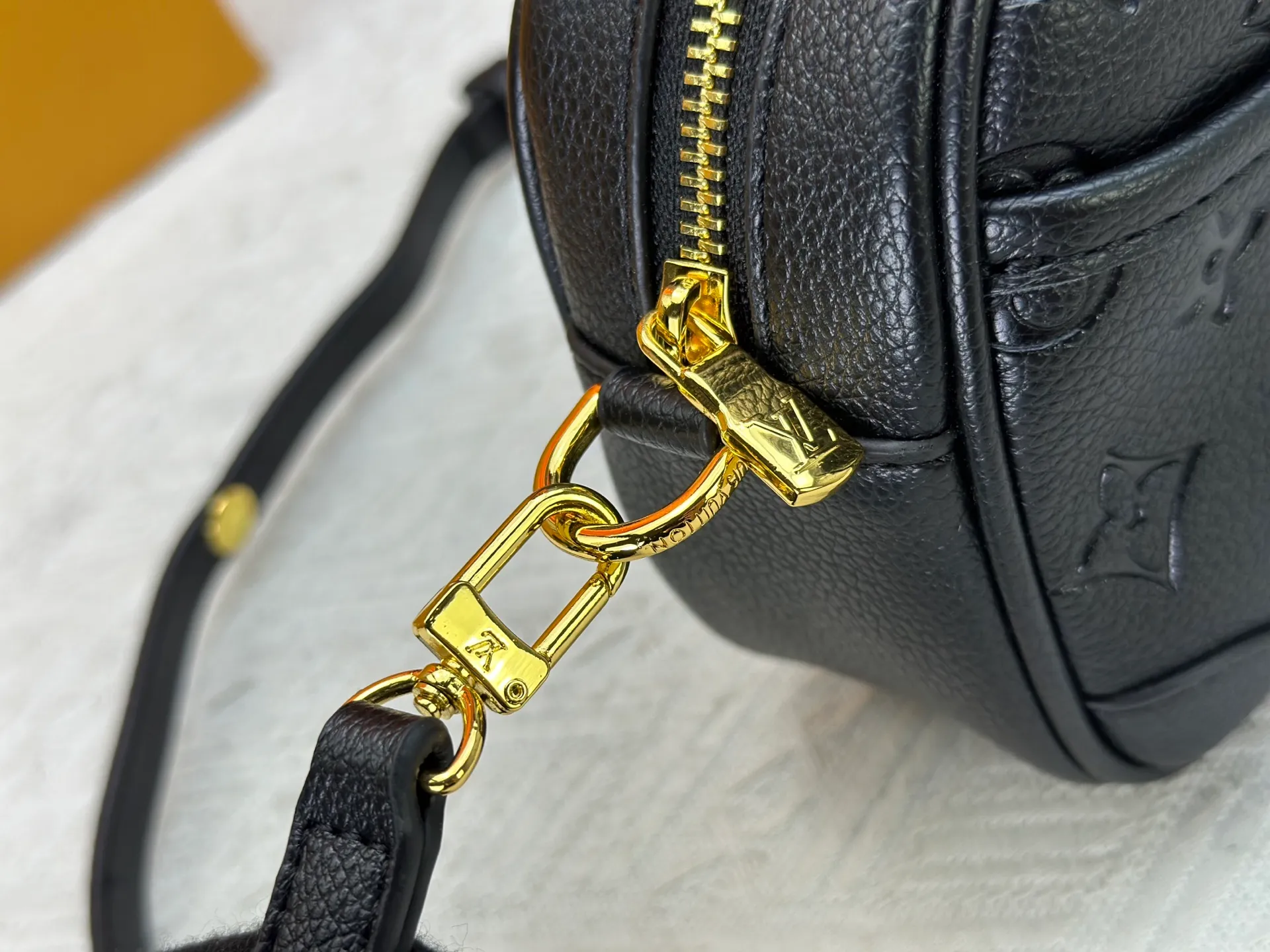 P220 Upgraded original M25518 M26509 This TINY CAMERA BAG handbag comes from the Monogram Empreinte Ys series. It is made of elegant cow leather decorated with dazzling metal parts, making it an everyday choice suitable for both day and night. The front patch pocket makes it easy to access credit cards or transportation cards, and the adjustable shoulder strap allows for a variety of carrying methods. Dimensions: 13 x 6 x 19 cm. (height x width x length)