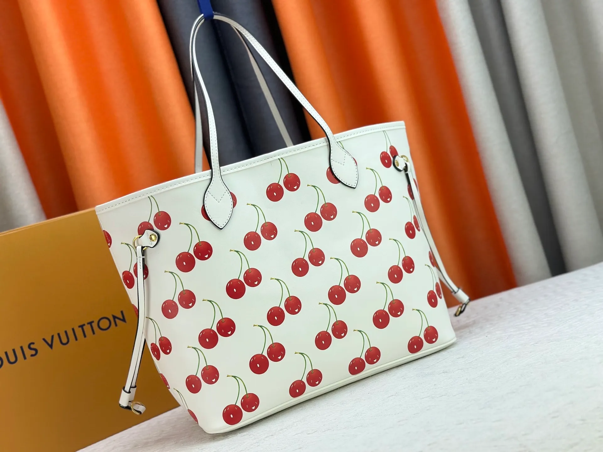P260 Upgraded original M13758 M14210 M45686 M46649 M58907 M46329 M21579 M45685 M46676 M40995 This Neverfull medium handbag uses embossing and printing processes to depict the Monogram pattern on the cow leather. Tighten the side straps and the tote instantly transforms into an elegant urban handbag; the long handle makes it easy to carry over the shoulder or elbow. 31.0 x 28.0 x 14.0 cm (length x height x width)