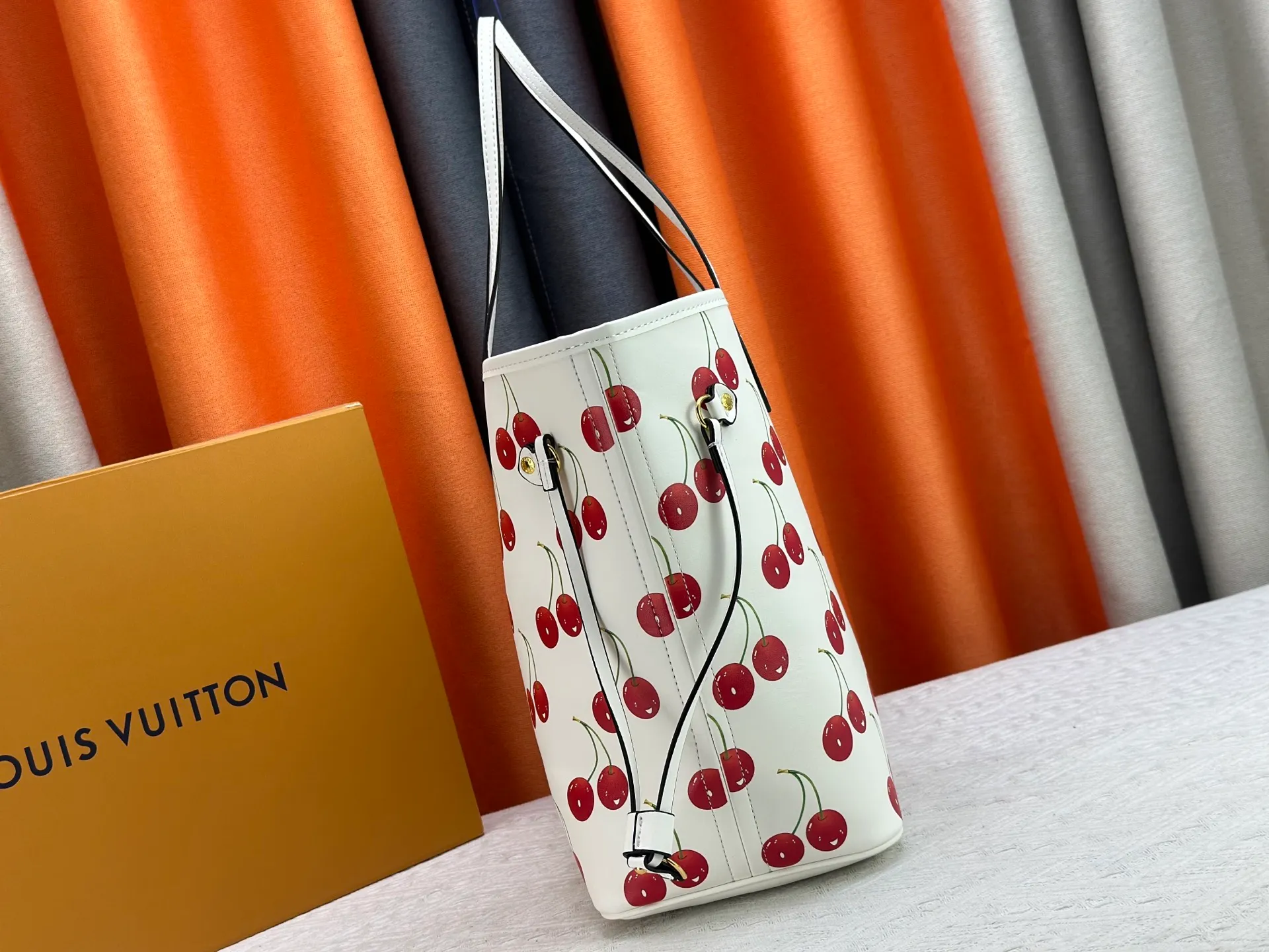 P260 Upgraded original M13758 M14210 M45686 M46649 M58907 M46329 M21579 M45685 M46676 M40995 This Neverfull medium handbag uses embossing and printing processes to depict the Monogram pattern on the cow leather. Tighten the side straps and the tote instantly transforms into an elegant urban handbag; the long handle makes it easy to carry over the shoulder or elbow. 31.0 x 28.0 x 14.0 cm (length x height x width)