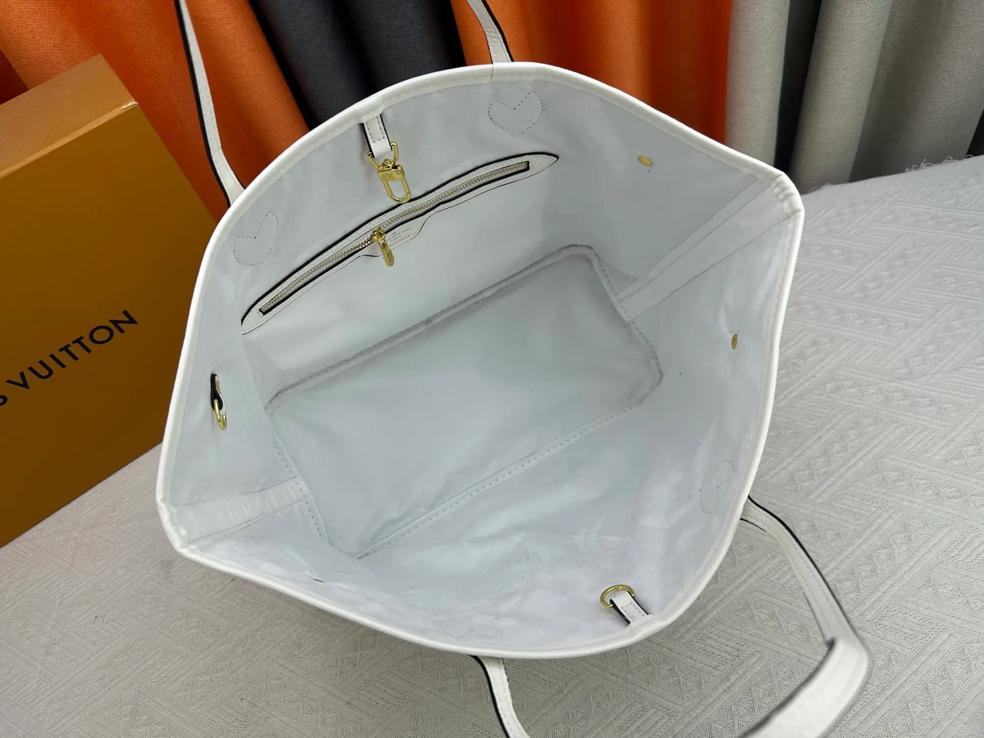 P260 Upgraded original M13758 M14210 M45686 M46649 M58907 M46329 M21579 M45685 M46676 M40995 This Neverfull medium handbag uses embossing and printing processes to depict the Monogram pattern on the cow leather. Tighten the side straps and the tote instantly transforms into an elegant urban handbag; the long handle makes it easy to carry over the shoulder or elbow. 31.0 x 28.0 x 14.0 cm (length x height x width)