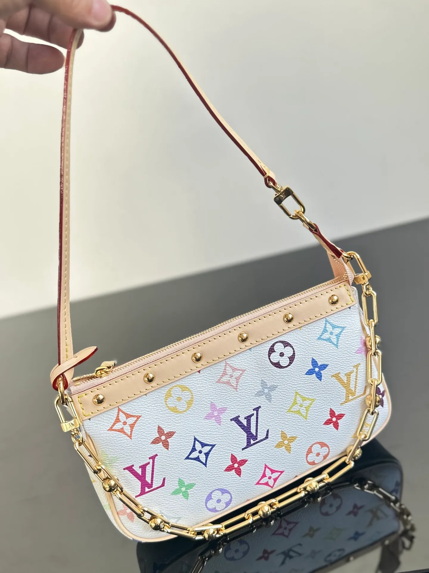 💰1400｛Authentic grade｝MB original leather M13404 white three-color mahjong bag Pochette Accessoires handbag exclusive channel goods detailed real photos! MB lies in quality, hardware, fabrics, handwork, oiled edges, A-grade high-quality products, comprehensive upgrades, the photos are consistent with the products, 360 degrees without blind spots, feel free to take a look. Size: 13 x 4 x 22 cm (height x width x length)