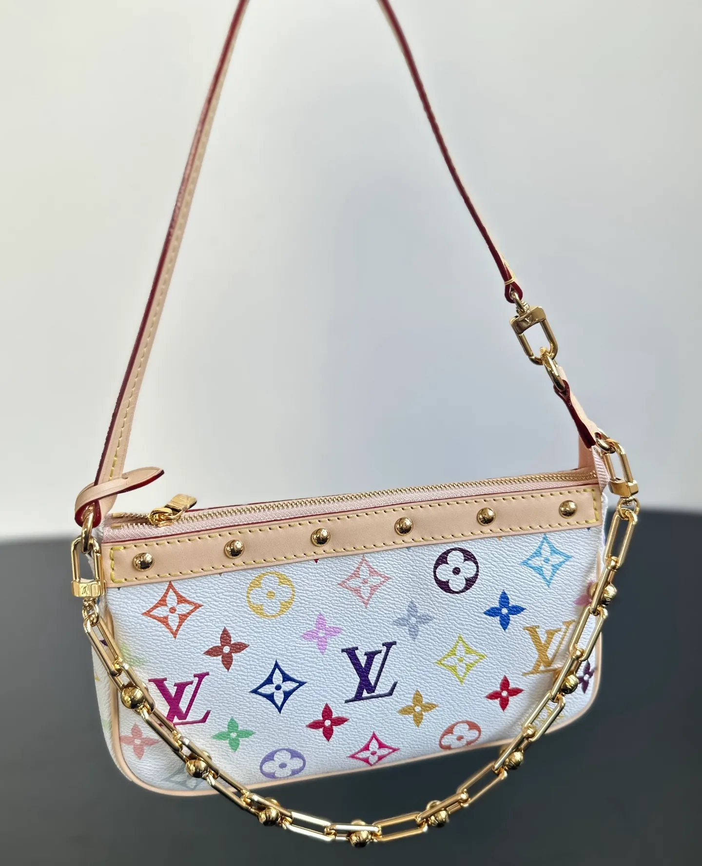 💰1400｛Authentic grade｝MB original leather M13404 white three-color mahjong bag Pochette Accessoires handbag exclusive channel goods detailed real photos! MB lies in quality, hardware, fabrics, handwork, oiled edges, A-grade high-quality products, comprehensive upgrades, the photos are consistent with the products, 360 degrees without blind spots, feel free to take a look. Size: 13 x 4 x 22 cm (height x width x length)