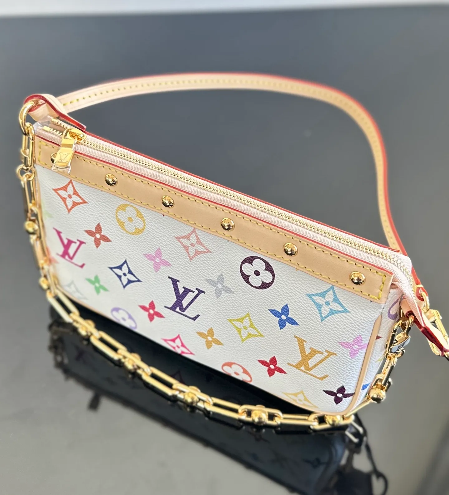 💰1400｛Authentic grade｝MB original leather M13404 white three-color mahjong bag Pochette Accessoires handbag exclusive channel goods detailed real photos! MB lies in quality, hardware, fabrics, handwork, oiled edges, A-grade high-quality products, comprehensive upgrades, the photos are consistent with the products, 360 degrees without blind spots, feel free to take a look. Size: 13 x 4 x 22 cm (height x width x length)
