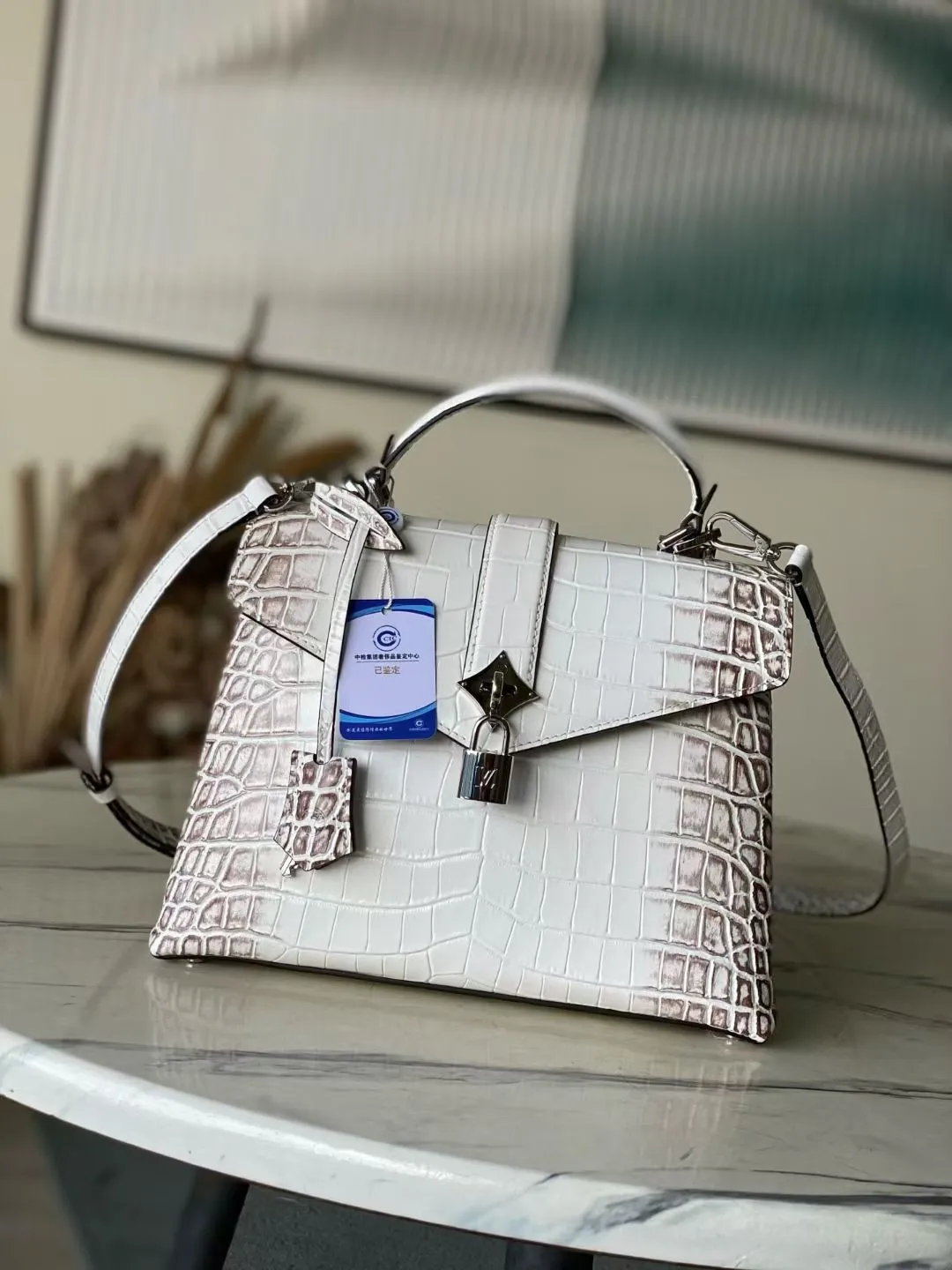 💰2200 "Special Grade Original Leather" N84714 Himalayan White Medium Rose des Vents medium handbag is made of smooth and grained calfskin to outline elegant lines, embellished with golden LV padlocks to shine. Use the top handle and removable and adjustable shoulder strap to create an elegant elbow or practical cross-body style for everyday travel. Dimensions: length 27 width 11 height 19