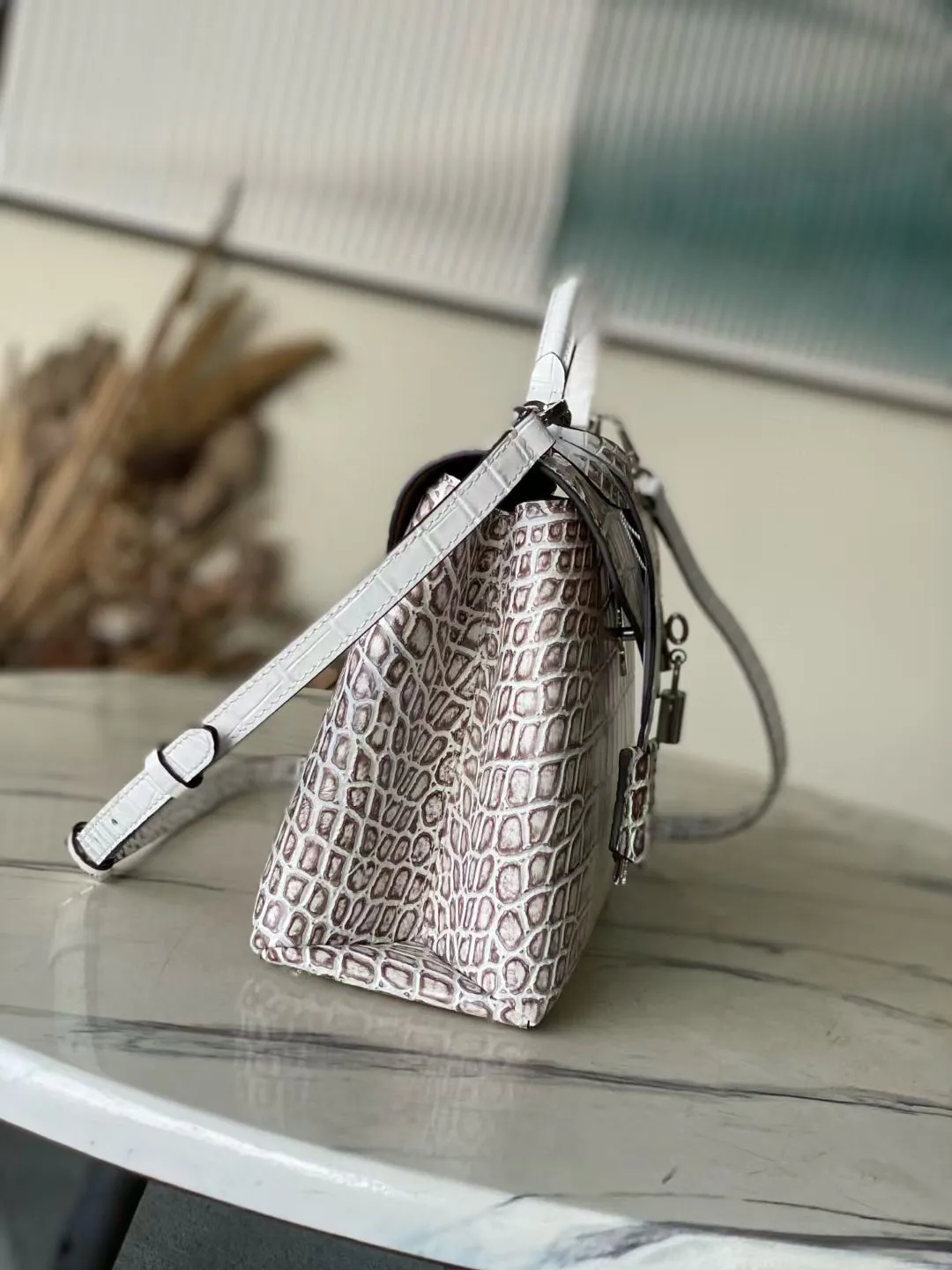 💰2200 "Special Grade Original Leather" N84714 Himalayan White Medium Rose des Vents medium handbag is made of smooth and grained calfskin to outline elegant lines, embellished with golden LV padlocks to shine. Use the top handle and removable and adjustable shoulder strap to create an elegant elbow or practical cross-body style for everyday travel. Dimensions: length 27 width 11 height 19