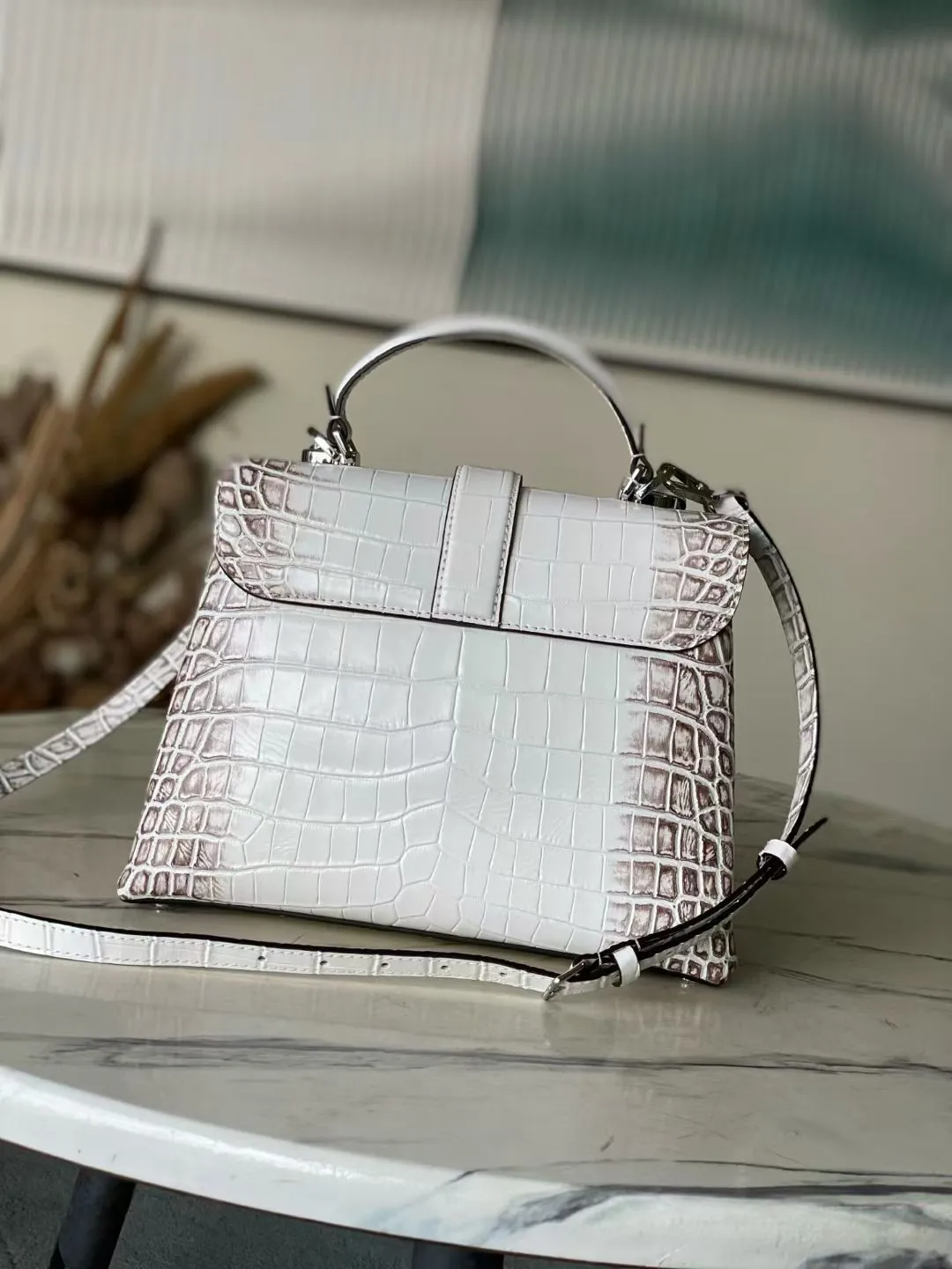 💰2200 "Special Grade Original Leather" N84714 Himalayan White Medium Rose des Vents medium handbag is made of smooth and grained calfskin to outline elegant lines, embellished with golden LV padlocks to shine. Use the top handle and removable and adjustable shoulder strap to create an elegant elbow or practical cross-body style for everyday travel. Dimensions: length 27 width 11 height 19