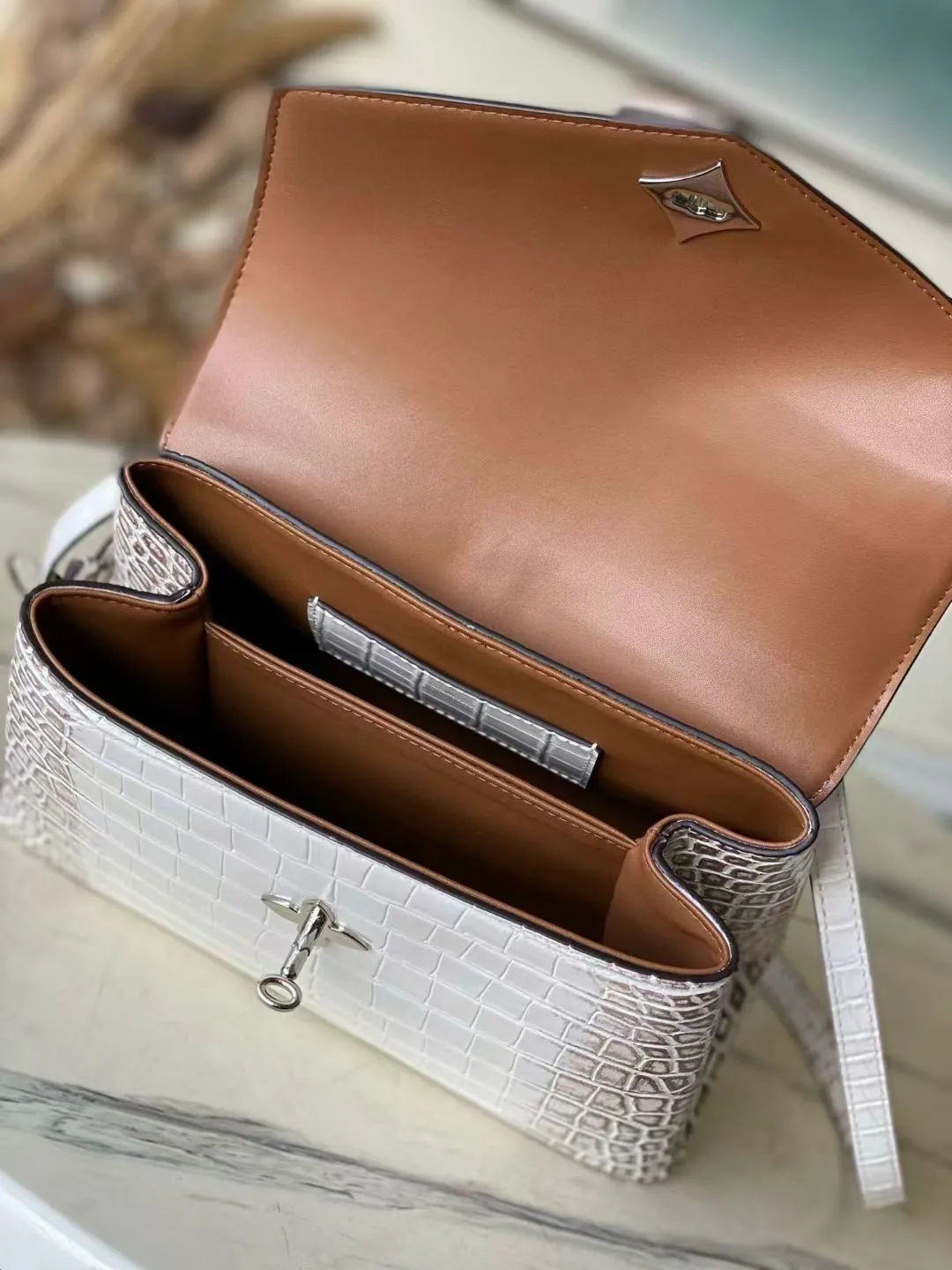 💰2200 "Special Grade Original Leather" N84714 Himalayan White Medium Rose des Vents medium handbag is made of smooth and grained calfskin to outline elegant lines, embellished with golden LV padlocks to shine. Use the top handle and removable and adjustable shoulder strap to create an elegant elbow or practical cross-body style for everyday travel. Dimensions: length 27 width 11 height 19