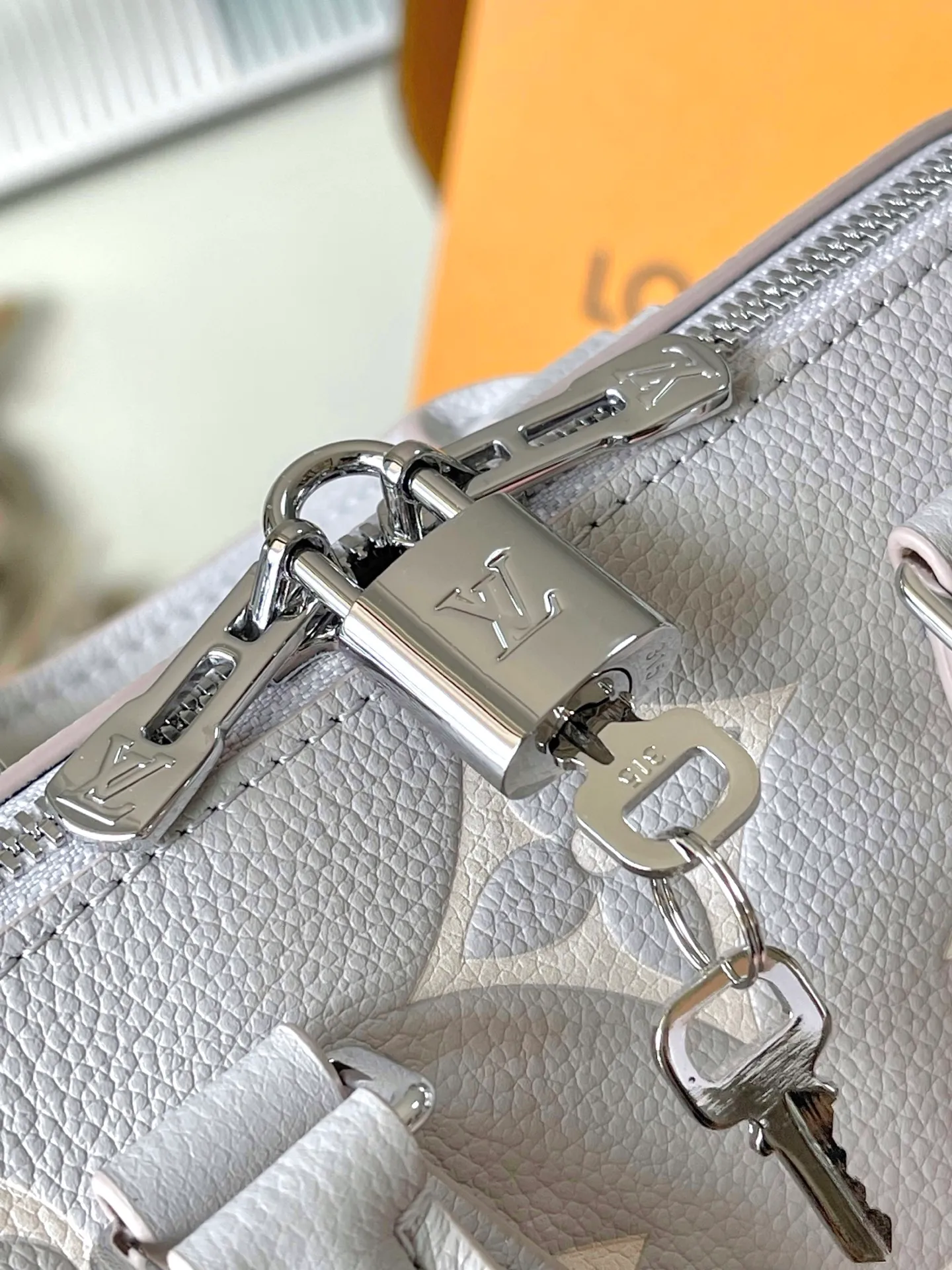 💰960 (top layer leather) top original item M14207 This Speedy Bandouliere 20 handbag is made of Monogram Empreinte leather dyed in elegant colors, highlighting the inspiration of the LVMilky Way series. The compact shape offers plenty of room for a smartphone, wallet, keys and lipstick. Metal pieces such as padlocks and key cases complete the ensemble. Dimensions: 20,5 × 13.5 × 12 cm
