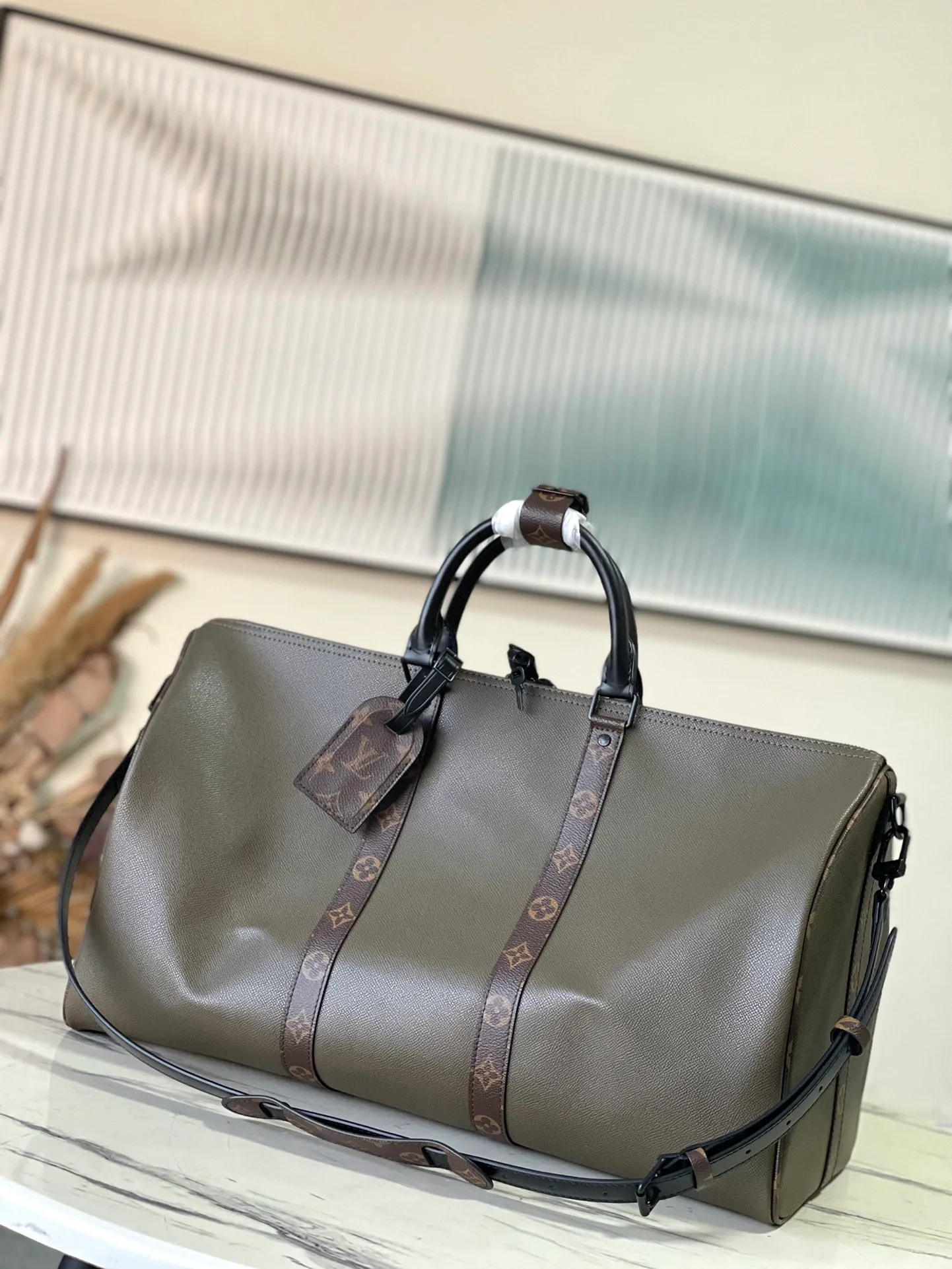 💰1480 (first-grain leather) top original order M30483 For autumn and winter 2020, Virgil Abloh injects a contemporary new twist into the classic Keepall travel bag: Taïga embossed leather creates an cabin luggage size, with Monogram pattern shoulder straps and name tags, optimizing the internal design to enlarge the storage space. Dimensions: 50 x 29 x 23 cm
