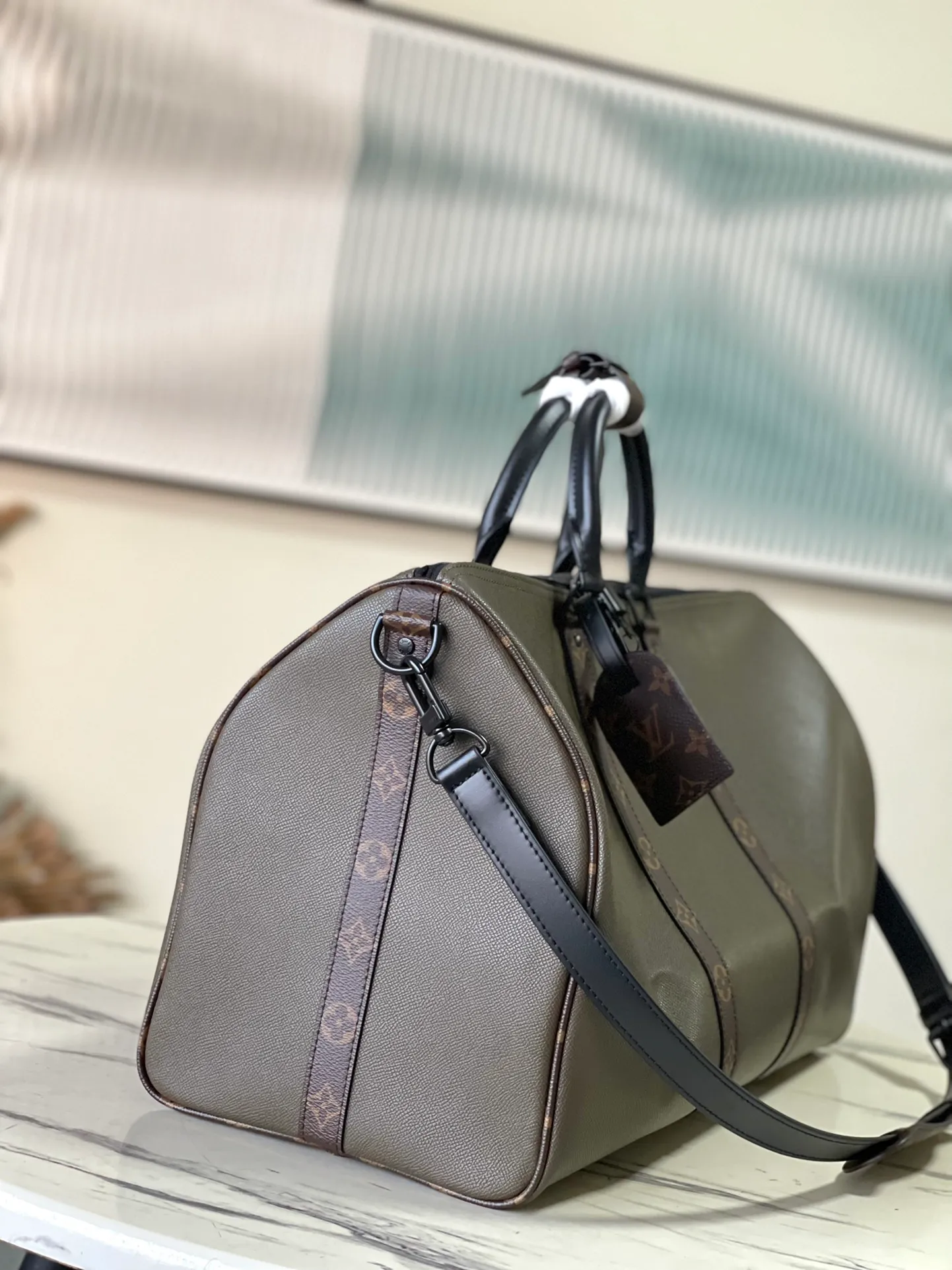 💰1480 (first-grain leather) top original order M30483 For autumn and winter 2020, Virgil Abloh injects a contemporary new twist into the classic Keepall travel bag: Taïga embossed leather creates an cabin luggage size, with Monogram pattern shoulder straps and name tags, optimizing the internal design to enlarge the storage space. Dimensions: 50 x 29 x 23 cm