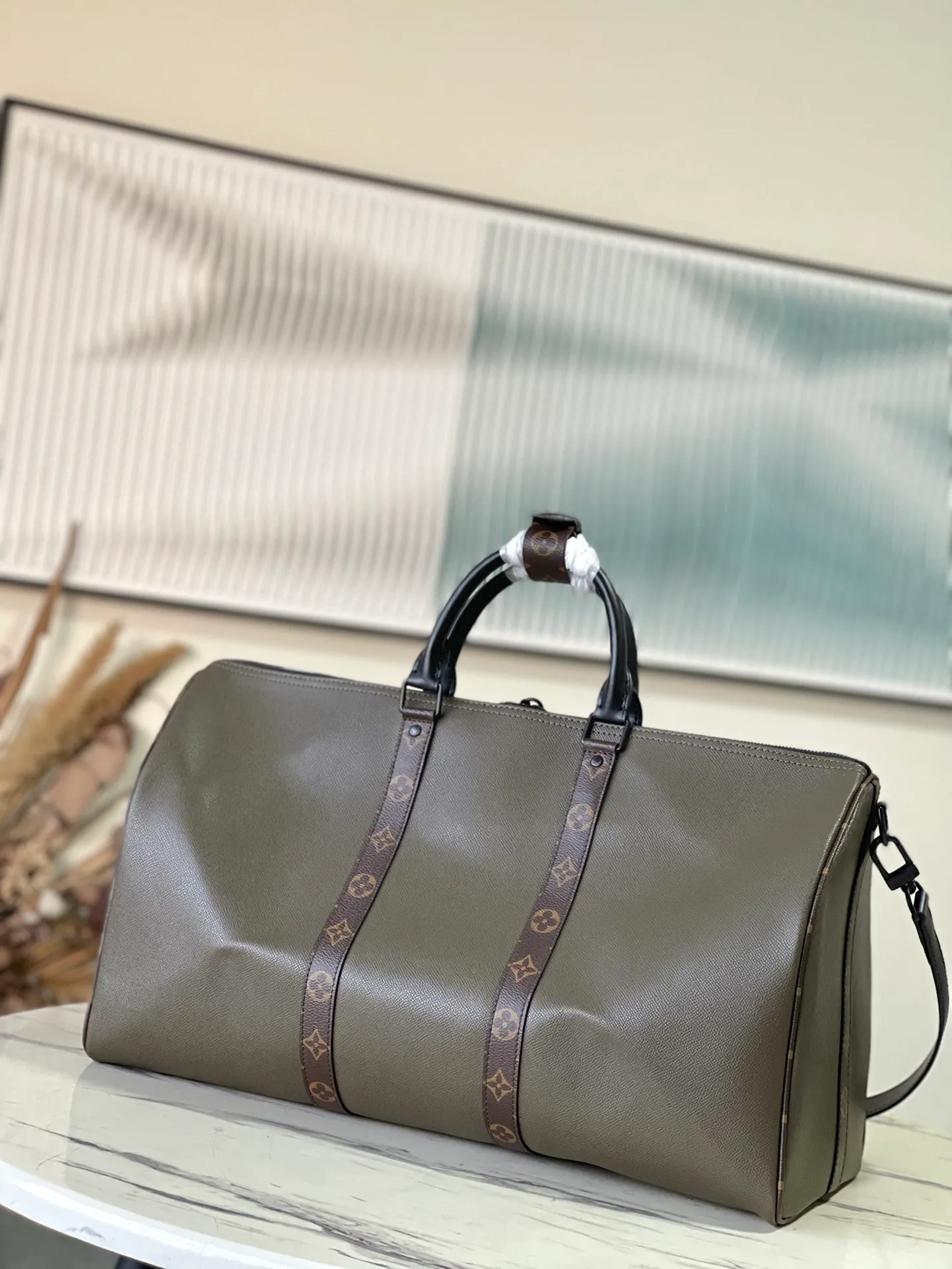 💰1480 (first-grain leather) top original order M30483 For autumn and winter 2020, Virgil Abloh injects a contemporary new twist into the classic Keepall travel bag: Taïga embossed leather creates an cabin luggage size, with Monogram pattern shoulder straps and name tags, optimizing the internal design to enlarge the storage space. Dimensions: 50 x 29 x 23 cm
