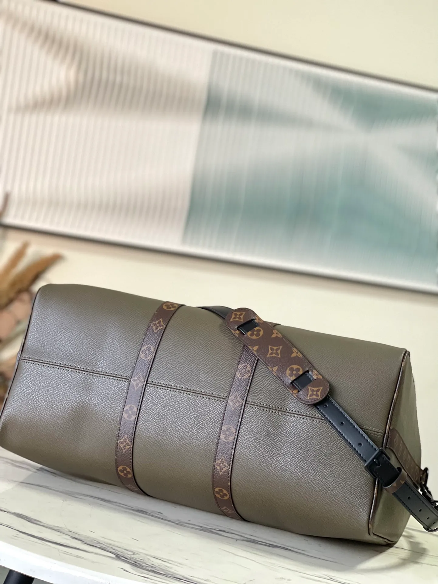 💰1480 (first-grain leather) top original order M30483 For autumn and winter 2020, Virgil Abloh injects a contemporary new twist into the classic Keepall travel bag: Taïga embossed leather creates an cabin luggage size, with Monogram pattern shoulder straps and name tags, optimizing the internal design to enlarge the storage space. Dimensions: 50 x 29 x 23 cm