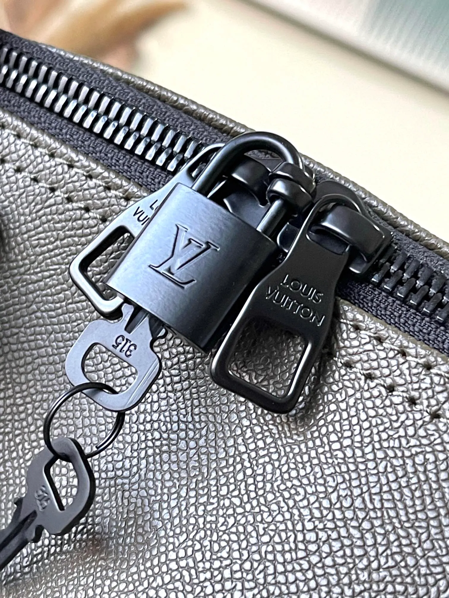 💰1480 (first-grain leather) top original order M30483 For autumn and winter 2020, Virgil Abloh injects a contemporary new twist into the classic Keepall travel bag: Taïga embossed leather creates an cabin luggage size, with Monogram pattern shoulder straps and name tags, optimizing the internal design to enlarge the storage space. Dimensions: 50 x 29 x 23 cm