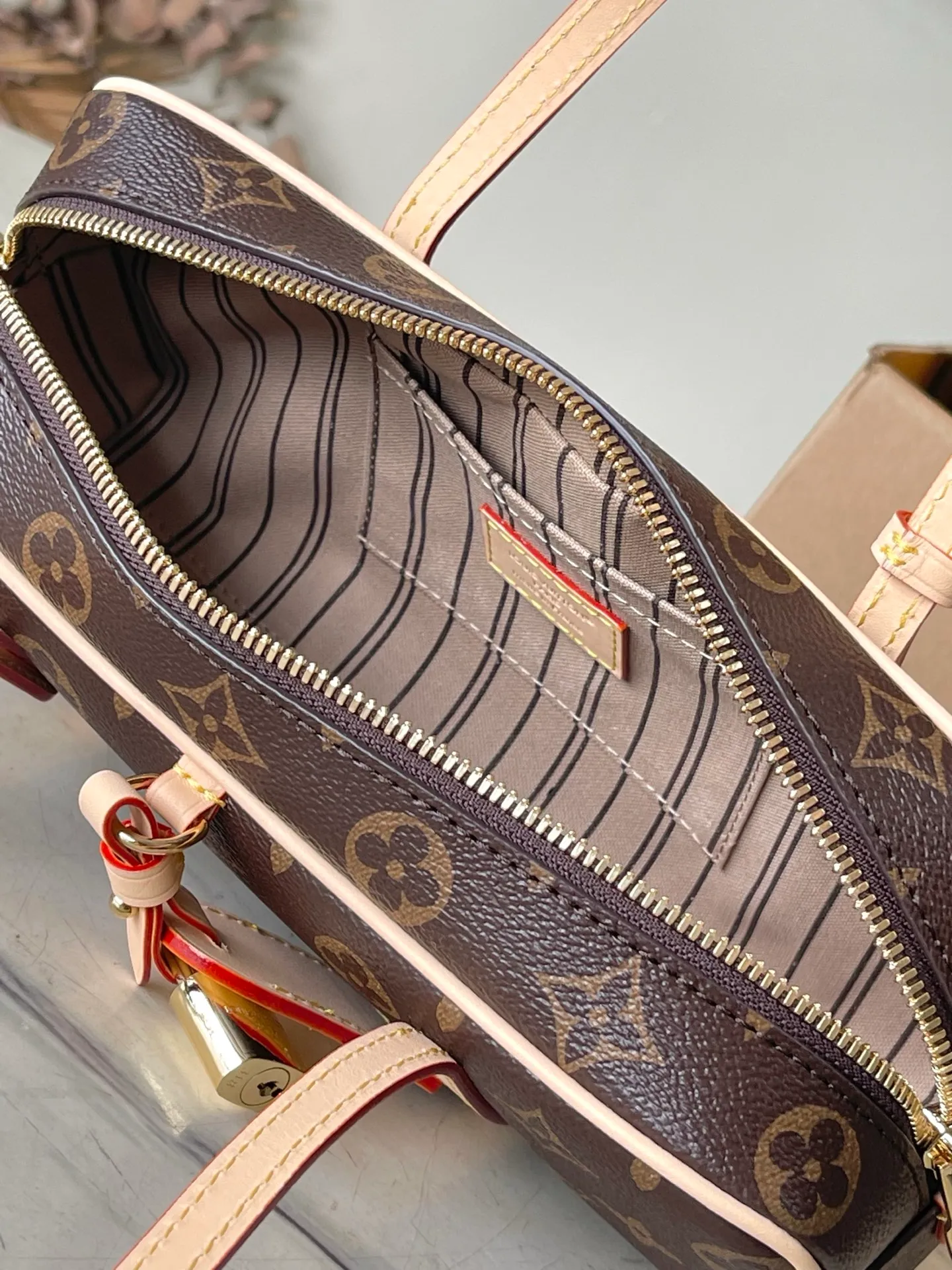 💰720 Top original order M47031 Looking back to the classic design of the Cite handbag in the 1980s, this HangOn handbag has a rich retro style. Monogram canvas and WN trim create a modern bowling bag gallery shape, and the padlock and nameplate highlight the brand's touch. Zipper closure and adjustable shoulder straps allow for flexible travel. Dimensions: 26 × 11.5 × 6.5 cm