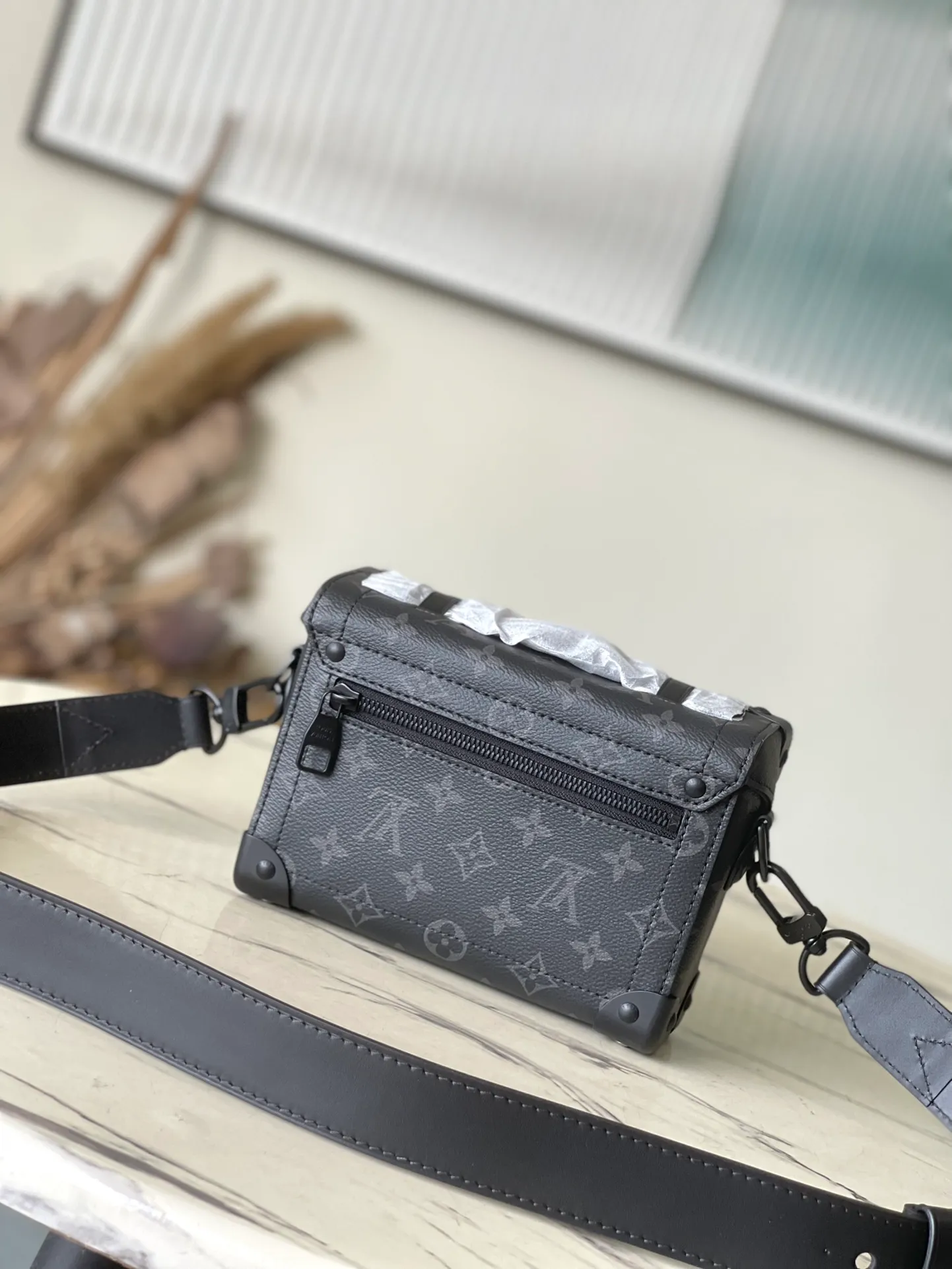 💰1240 Top original order M11743 This Soul Trunk Jm handbag is made of Monogram Eclipse canvas, with a soft and close-fitting compact structure for comfortable cross-body wear. Reinforced corners, leather details and Tumbler locks highlight the identity of the collection. Dimensions: 19 × 15 × 7 cm