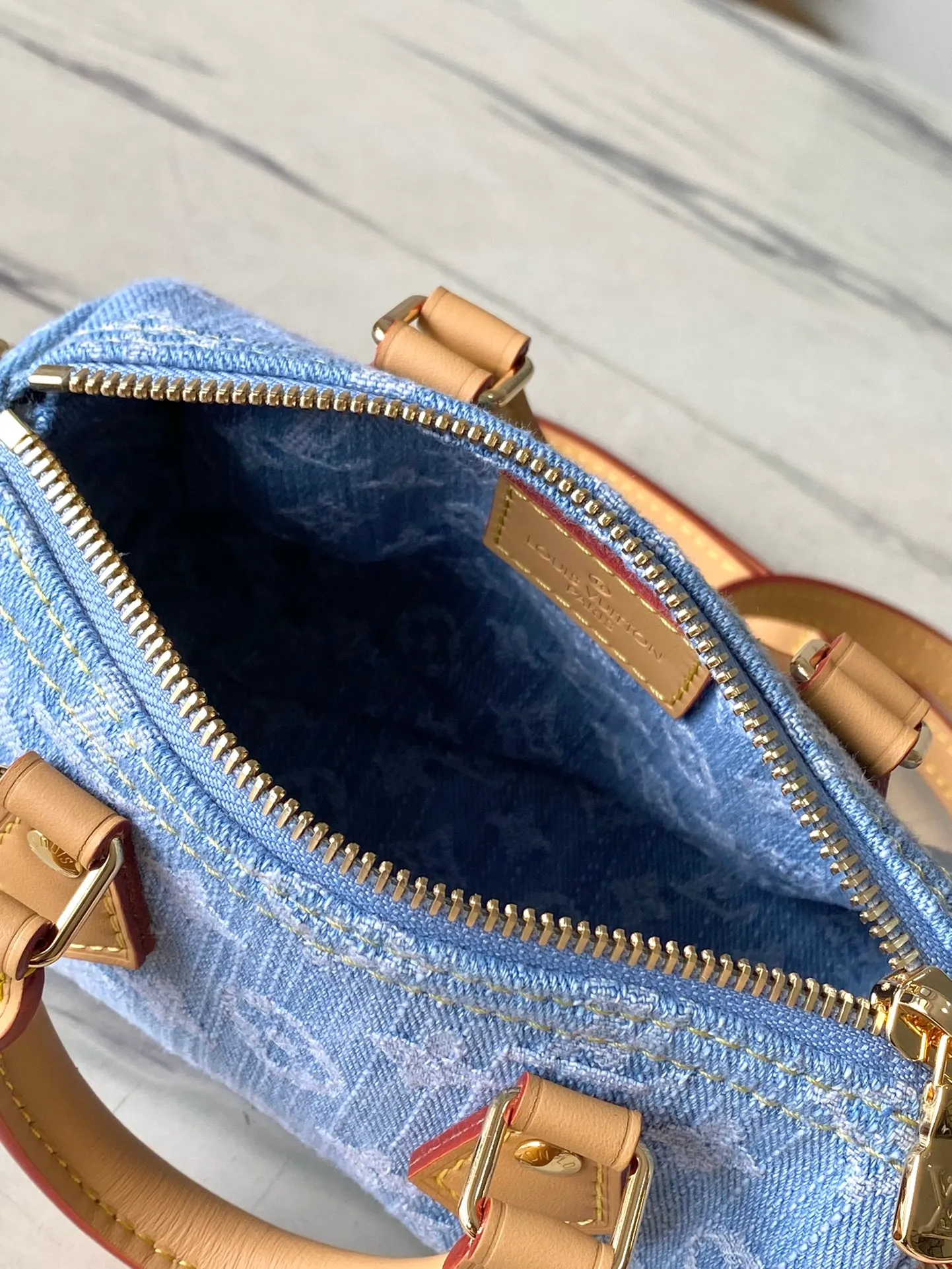 💰840 Top Original Order M11212 This Nano Speedy handbag is made of cotton denim woven with Monogram pattern. It is bleached and sand washed to give it a retro style. The cowhide leather shaped handles and removable and adjustable shoulder strap have a subtly aged effect. Dimensions: 16 × 10 × 7.5 cm