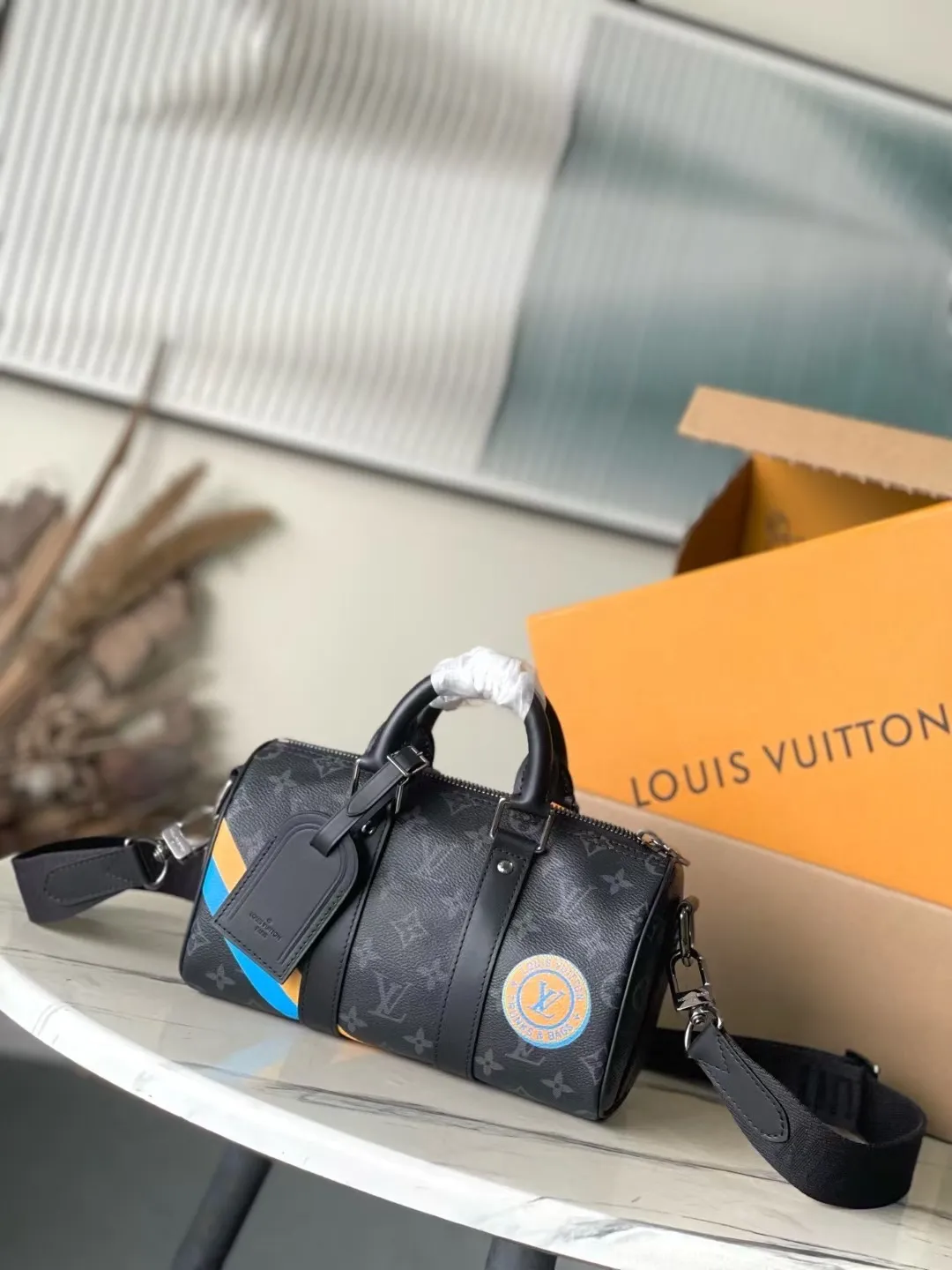 💰960 Top Original P3884 Black Flower Silk Screen This Keepall Bandoulière 25 handbag is made of leather with a painted effect, and the Monogram canvas outer bag makes it easy to take and place your belongings. Removable and adjustable leather shoulder strap provides comfortable shoulder carrying experience. Size: 25*15*11cm