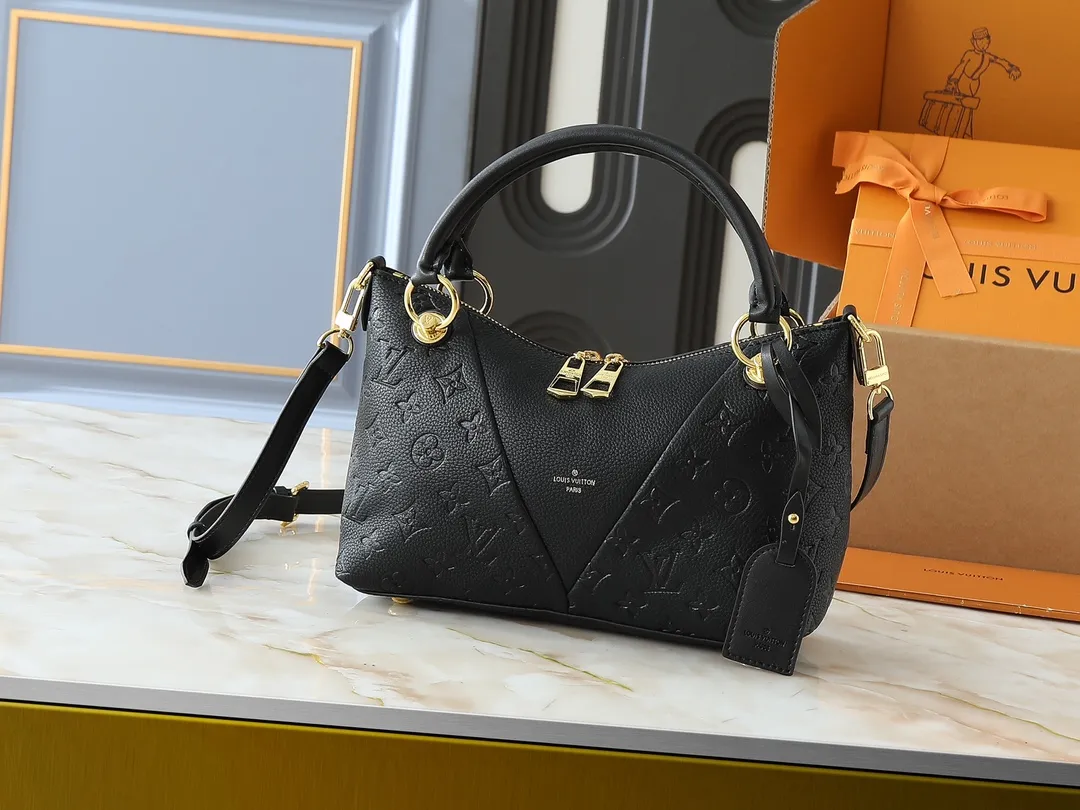 💰300💰Upgraded original M43966 This V Tote handbag is made of Monogram canvas, 😍 decorated with eye-catching triangular grained leather panels. Equipped with gold-tone metal hardware and a leather name tag, the bag can be carried by hand or on the shoulder with a removable strap. Monogram coated canvas and grained calfskin, natural cowhide leather trim, microfiber lining, two zipper closures, two-layer smartphone pocket. Size:27x19x11CM