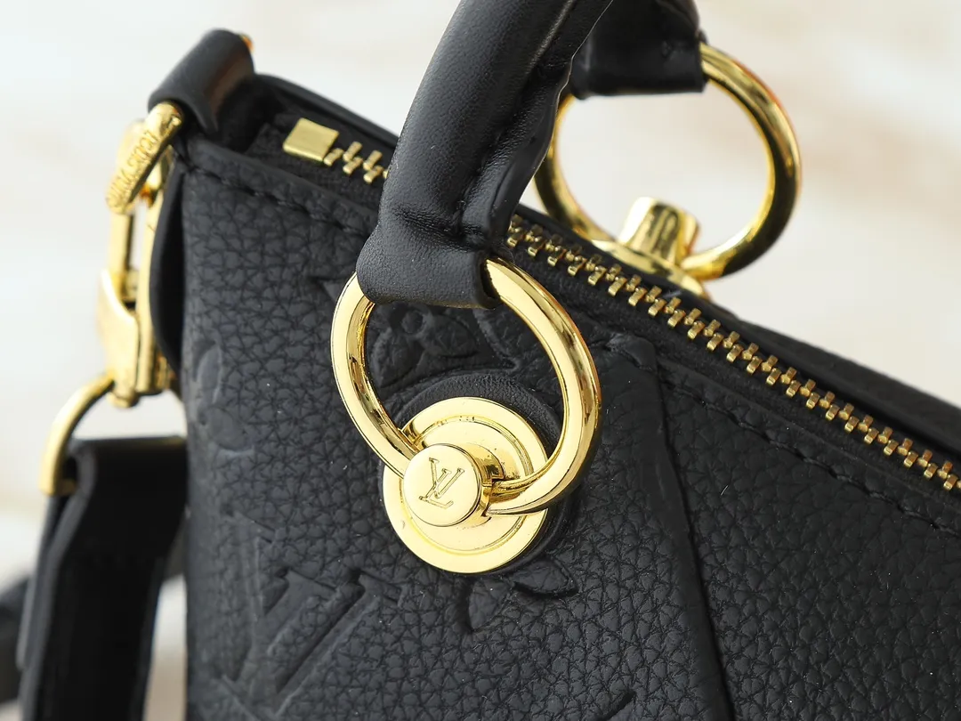 💰300💰Upgraded original M43966 This V Tote handbag is made of Monogram canvas, 😍 decorated with eye-catching triangular grained leather panels. Equipped with gold-tone metal hardware and a leather name tag, the bag can be carried by hand or on the shoulder with a removable strap. Monogram coated canvas and grained calfskin, natural cowhide leather trim, microfiber lining, two zipper closures, two-layer smartphone pocket. Size:27x19x11CM