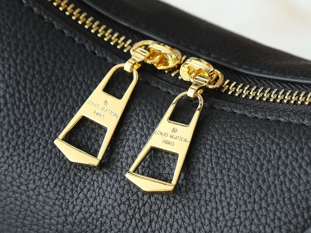 💰300💰Upgraded original M43966 This V Tote handbag is made of Monogram canvas, 😍 decorated with eye-catching triangular grained leather panels. Equipped with gold-tone metal hardware and a leather name tag, the bag can be carried by hand or on the shoulder with a removable strap. Monogram coated canvas and grained calfskin, natural cowhide leather trim, microfiber lining, two zipper closures, two-layer smartphone pocket. Size:27x19x11CM
