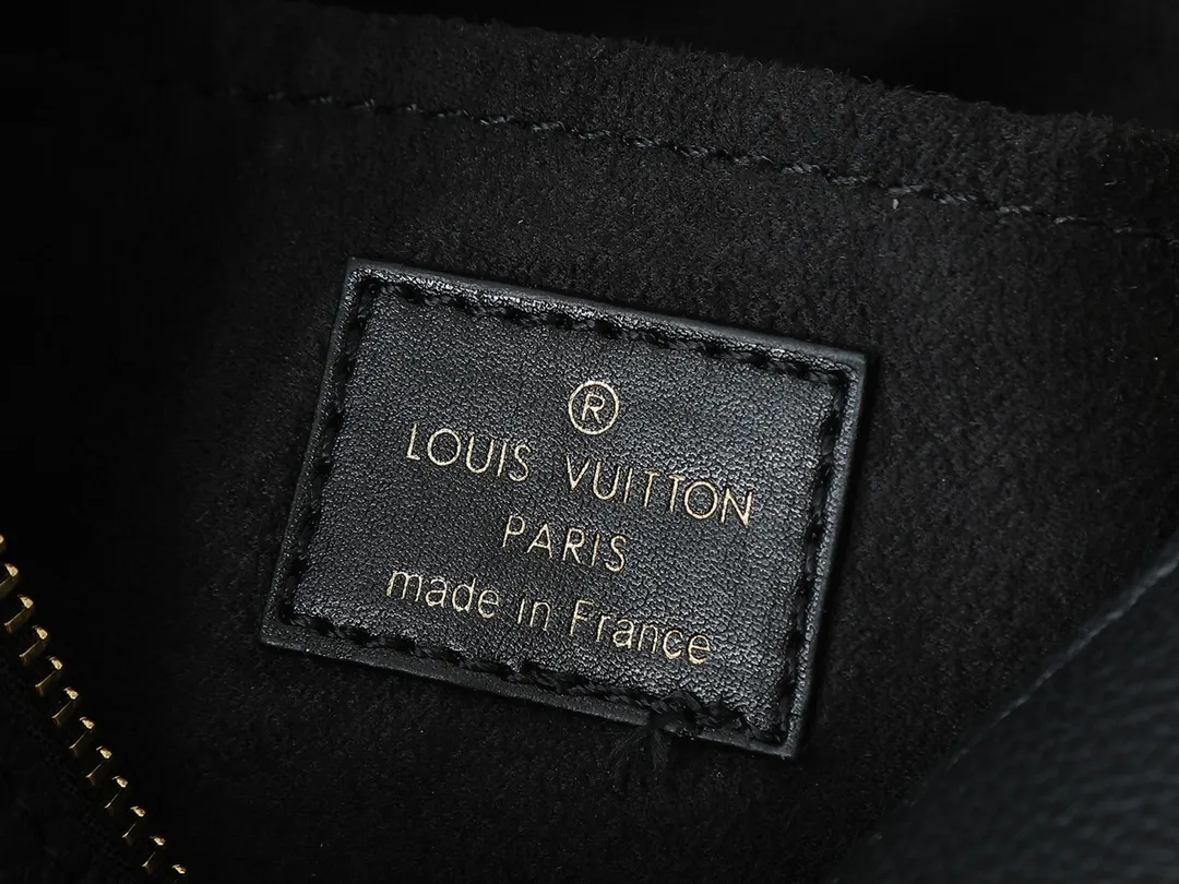 💰300💰Upgraded original M43966 This V Tote handbag is made of Monogram canvas, 😍 decorated with eye-catching triangular grained leather panels. Equipped with gold-tone metal hardware and a leather name tag, the bag can be carried by hand or on the shoulder with a removable strap. Monogram coated canvas and grained calfskin, natural cowhide leather trim, microfiber lining, two zipper closures, two-layer smartphone pocket. Size:27x19x11CM