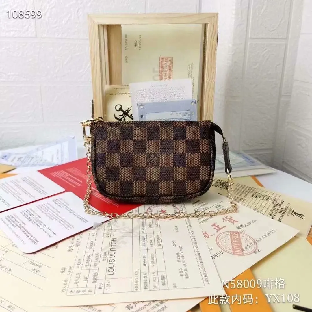 P130N58009 white grid [actual photo, original packaging] MINI POCHETTE ACCESSORIES small handbag. This accessory bag opens with a zipper and comes with a gold chain that can be attached to the D-ring on most Louis Vuitton handbags. Size: 12*9*2Cm