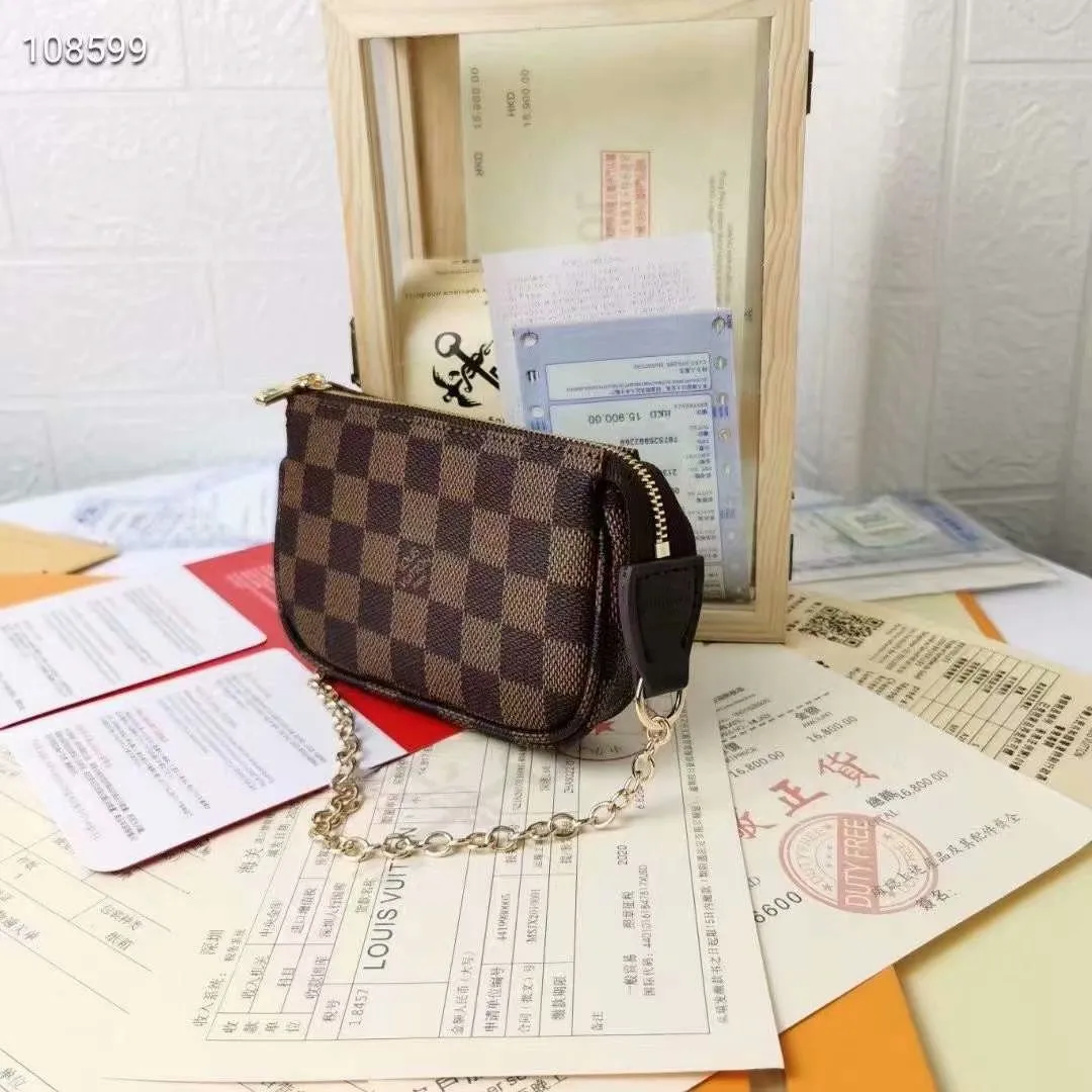 P130N58009 white grid [actual photo, original packaging] MINI POCHETTE ACCESSORIES small handbag. This accessory bag opens with a zipper and comes with a gold chain that can be attached to the D-ring on most Louis Vuitton handbags. Size: 12*9*2Cm