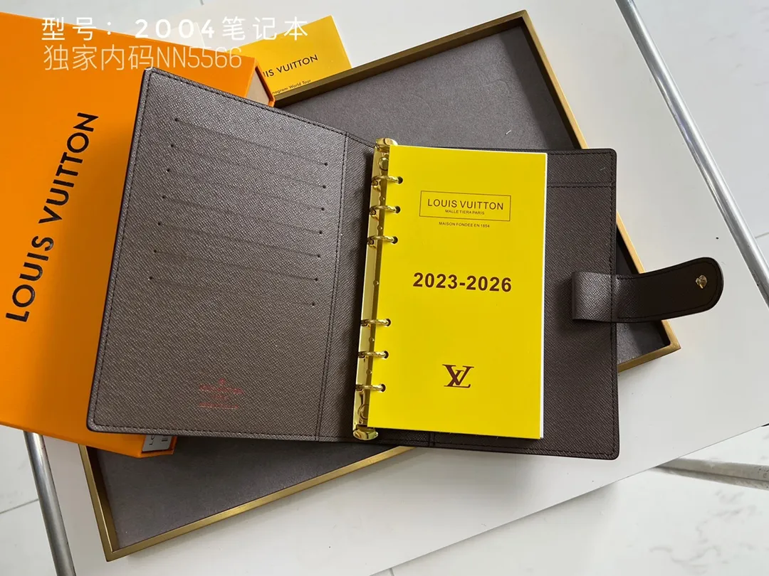 💰140 Top Original 💎 Latest Date 📅 Notepad This small notepad cover is made of Monogram canvas and can hold three credit cards. It can also be used as an address book, notebook or calendar. Epi leather is delicately embossed with LV initials and is lined with intertwined textured leather - Push-button closure - Six-ring binder with three rings in a set, six credit card slots and two internal compartments - Notepad insert available separately. Model: 2004 Size: 14x8cm