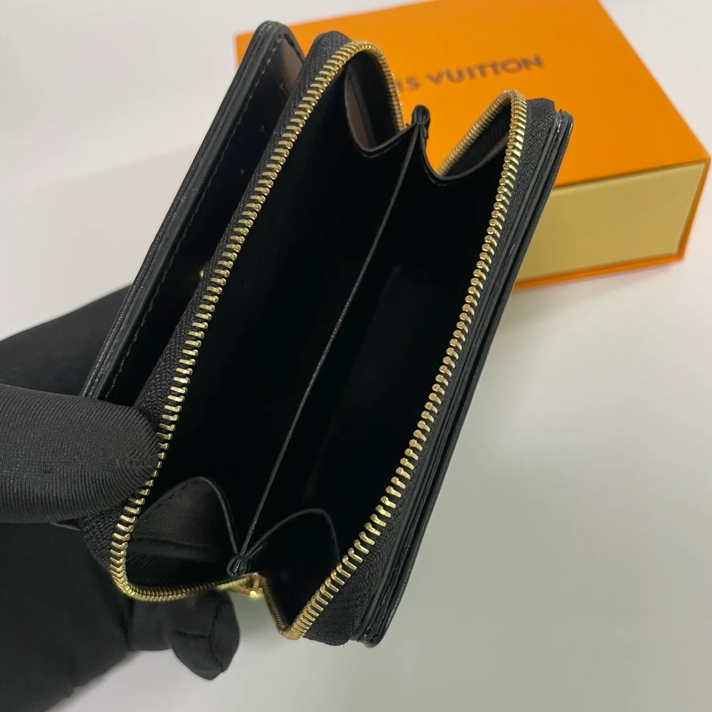 Factory price 500 [Top original order] M13829 🌟 This LV Ski series zipper wallet has a pillow-like soft texture, and the design is taken from the brand's Coussin series handbags, creating a distinctive style. The wallet is made of classic Monogram embossed lambskin and is embellished with gold-tone hardware, including the iconic LV Circle logo zipper design.