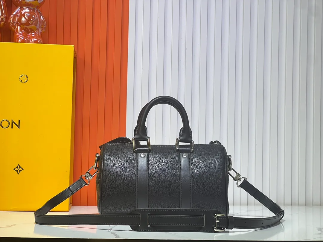 Batch 280💰Upgraded original M12627 khaki presbyopia, black grass green 46271 black flower This Keepall Bandoulière 25 handbag is made of grain leather with suede details and distressed metal parts. The Monogram canvas outer bag is opened with a cord zipper puller, making it easy to access and place your belongings. Removable and adjustable leather shoulder strap provides comfortable shoulder carrying experience. Length, height and width: 25x15x11cm