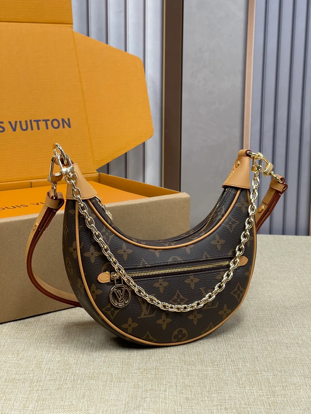 [Upgraded version] P480¥🐶Model M81098🐶Upgraded version·Comes with complete packaging❣️LOOP handbag Nicolas Ghesquière traces the origin of the Croissant handbag in the Louis Vuitton archives and launches the Loop half-moon baguette bag in the 2022 early spring series. The compact construction follows the movement of your body, the zippered front pocket features a rounded LV zipper pull, and the chain and leather shoulder strap allow for shoulder or cross-body wear. Dimensions: 23 x 13 x 6 cm