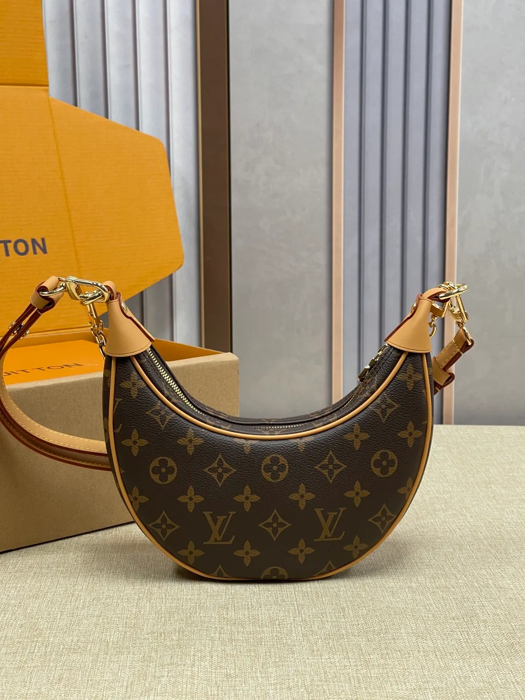 [Upgraded version] P480¥🐶Model M81098🐶Upgraded version·Comes with complete packaging❣️LOOP handbag Nicolas Ghesquière traces the origin of the Croissant handbag in the Louis Vuitton archives and launches the Loop half-moon baguette bag in the 2022 early spring series. The compact construction follows the movement of your body, the zippered front pocket features a rounded LV zipper pull, and the chain and leather shoulder strap allow for shoulder or cross-body wear. Dimensions: 23 x 13 x 6 cm