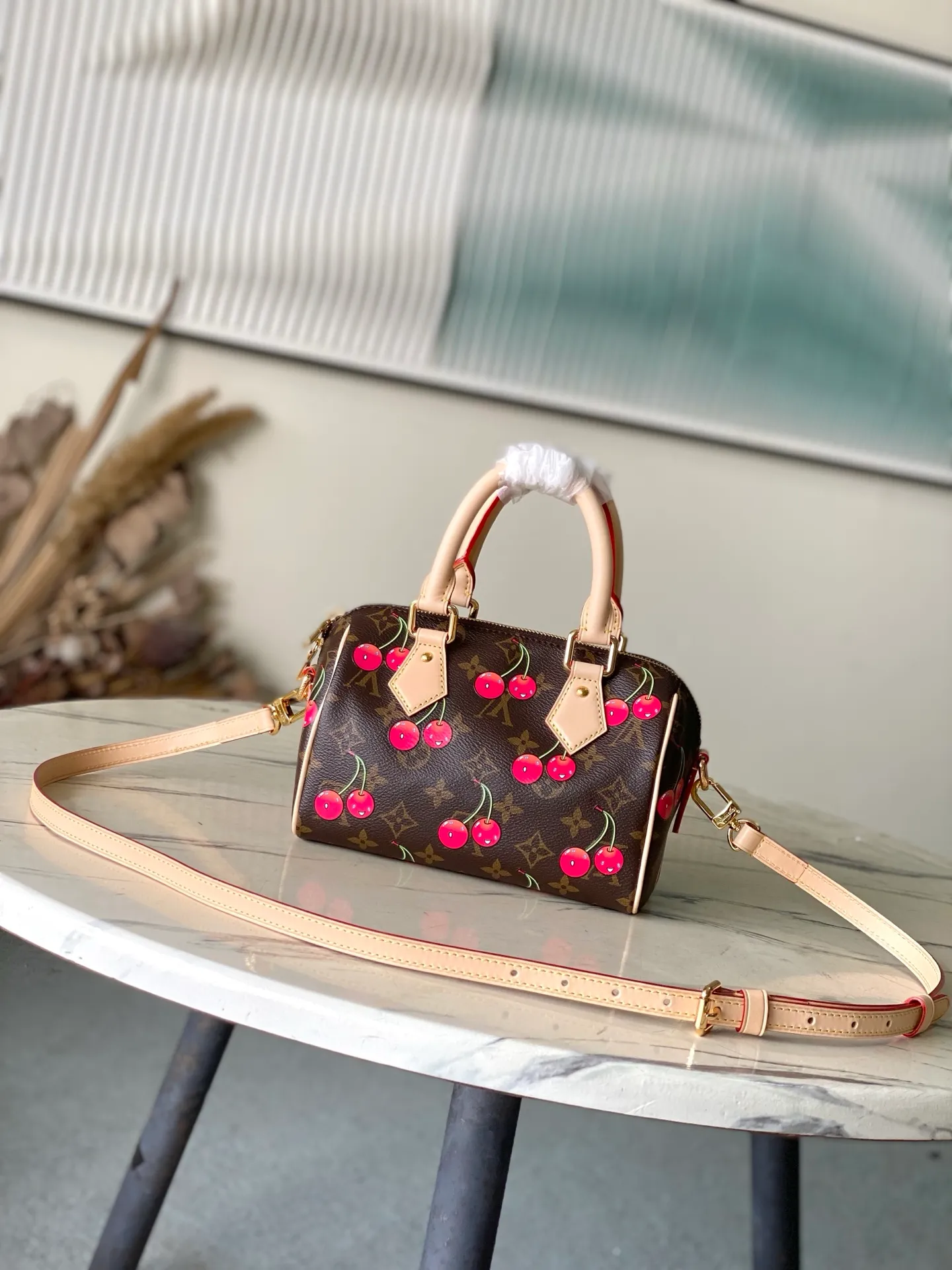 💰900 Top Original Order M13094 This Speedy Bandouliere handbag is made of classic Monogram coated canvas, with the sweet cherry pattern of the Louis Vuitton×Takashi Murakami replica series to light up the trend. Toron's top handle, detachable shoulder strap and LVxTM key bag are constructed of fine leather, and its compact size can easily accommodate daily necessities such as mobile phones and long wallets. Dimensions: 20.5 × 13.5 × 12 cm