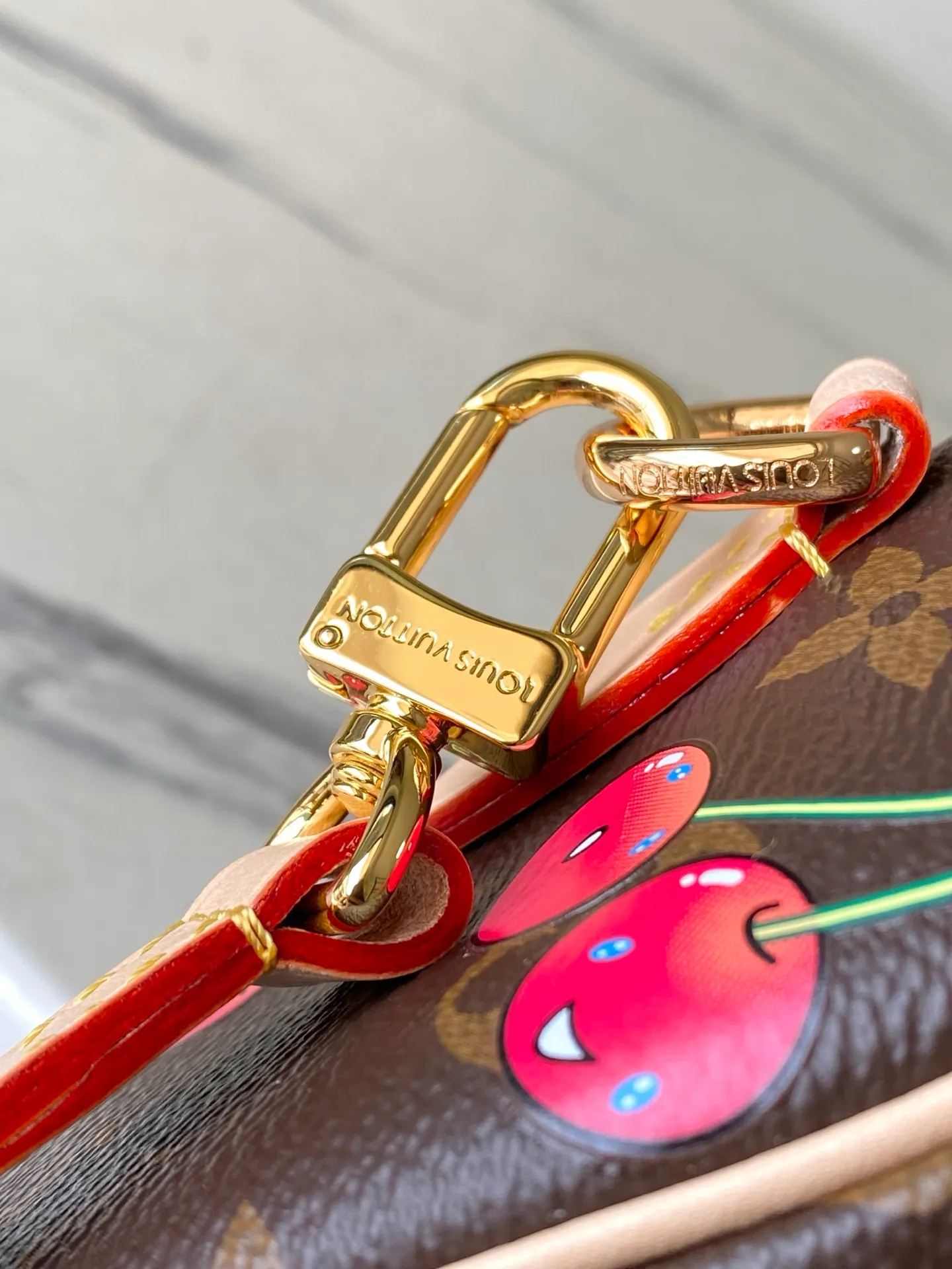 💰900 Top Original Order M13094 This Speedy Bandouliere handbag is made of classic Monogram coated canvas, with the sweet cherry pattern of the Louis Vuitton×Takashi Murakami replica series to light up the trend. Toron's top handle, detachable shoulder strap and LVxTM key bag are constructed of fine leather, and its compact size can easily accommodate daily necessities such as mobile phones and long wallets. Dimensions: 20.5 × 13.5 × 12 cm