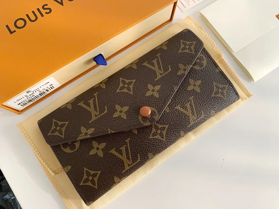 💰100 💎The Josephine Wallet is inspired by Louis Vuitton's first wallet. It is made of soft Monogram canvas and lined with brightly colored lining, giving the brand's classic design a unique and stylish beauty. The long, flat shape makes it easy to slip into any pocket or handbag. Model: M60708 Size: 19/10.
