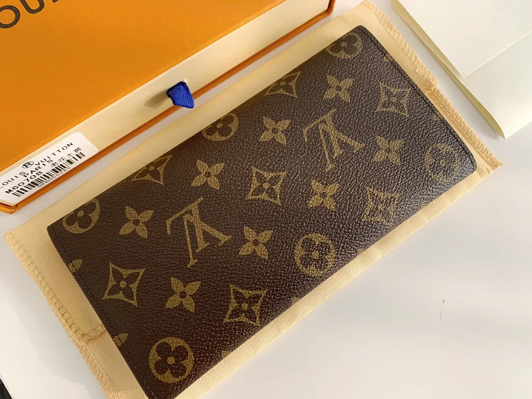 💰100 💎The Josephine Wallet is inspired by Louis Vuitton's first wallet. It is made of soft Monogram canvas and lined with brightly colored lining, giving the brand's classic design a unique and stylish beauty. The long, flat shape makes it easy to slip into any pocket or handbag. Model: M60708 Size: 19/10.