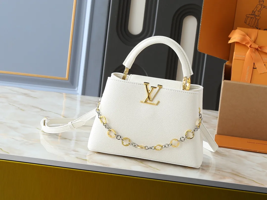 💰400💰Guangzhou goods Upgraded from the original M12935 M12936 M12937 M12938 This Capucines BB handbag is made of flexible Taurillon cow leather, with jewelry-style double-plated chains and Monogram floral elements to highlight the identity of the Chain On You series. The flip cover can be placed on both the inside and outside. The ample structure and multiple inner pockets are convenient for storing daily necessities. The rounded LV letters add to the ingenious details. Dimensions: 27.0 x 17.3 x 9.0 cm (length x height x width)